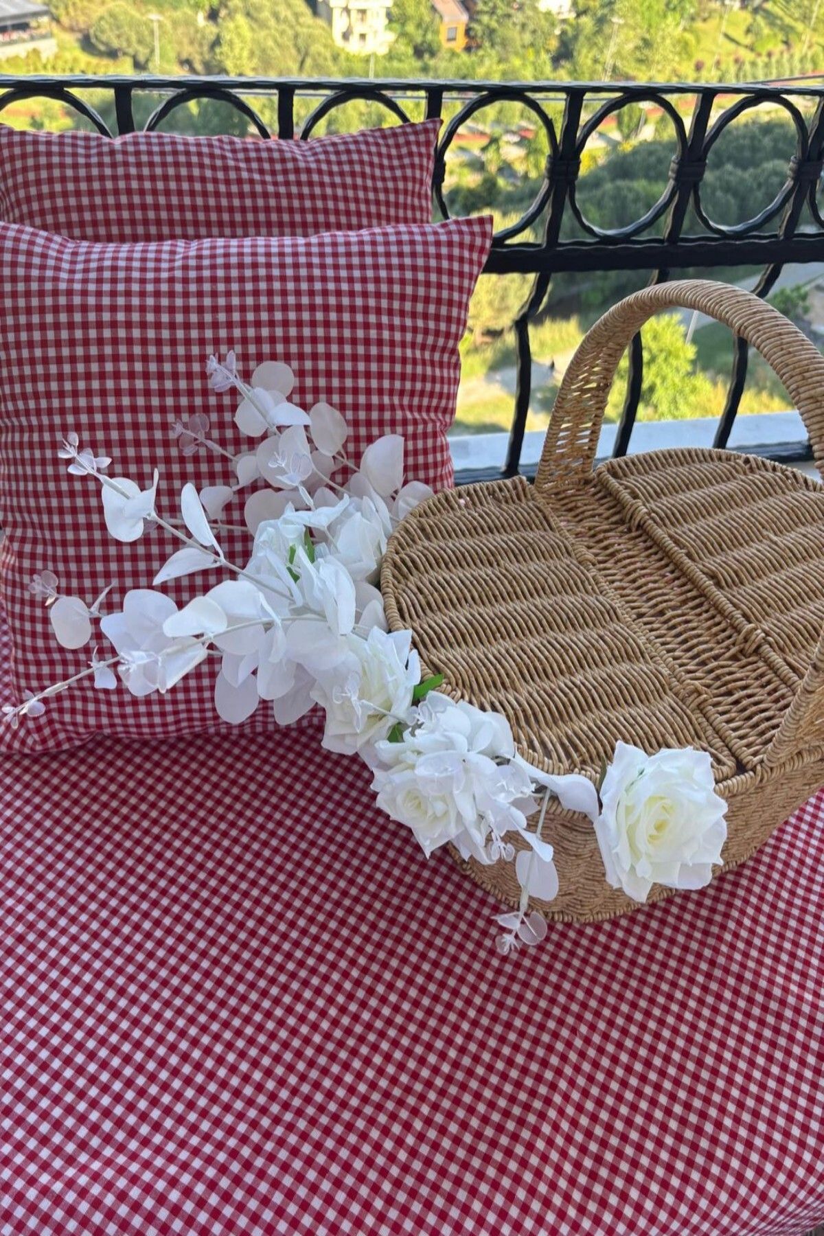 zarafet concept Piknik Seti :Kırmızı Pötikareli Piknik Örtüsü 170*170 Ve 2 Adet Piknik Minderi 40*40 cm