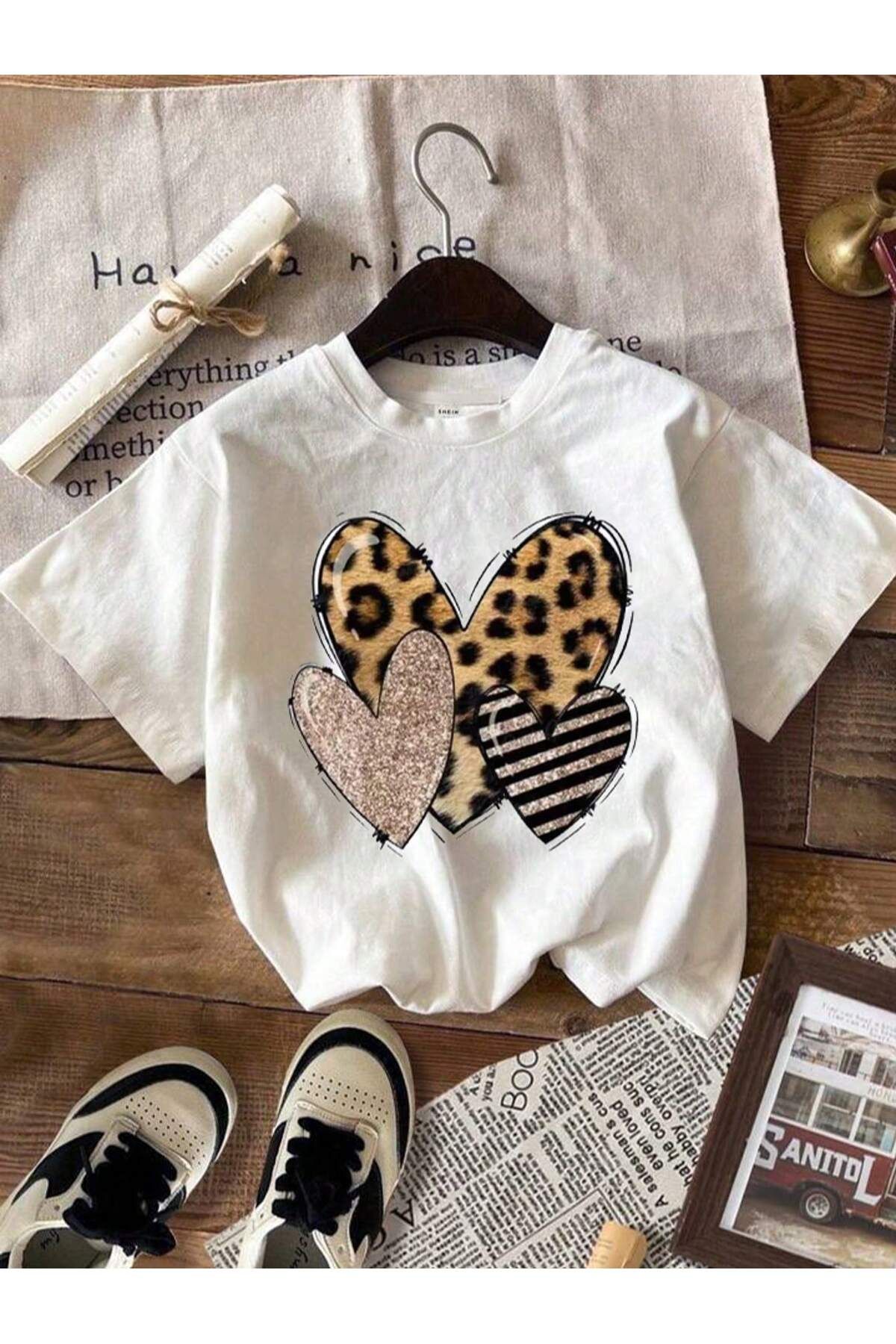 KEALVİ Leopar Kalpler Tişört - Beyaz Baskılı Oversize T-Shirt Bisiklet Yaka