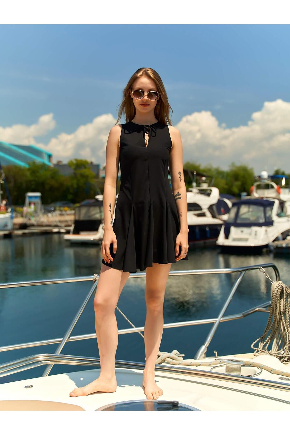 Coral Fiyonk Bağlamalı Kısa Elbise Siyah