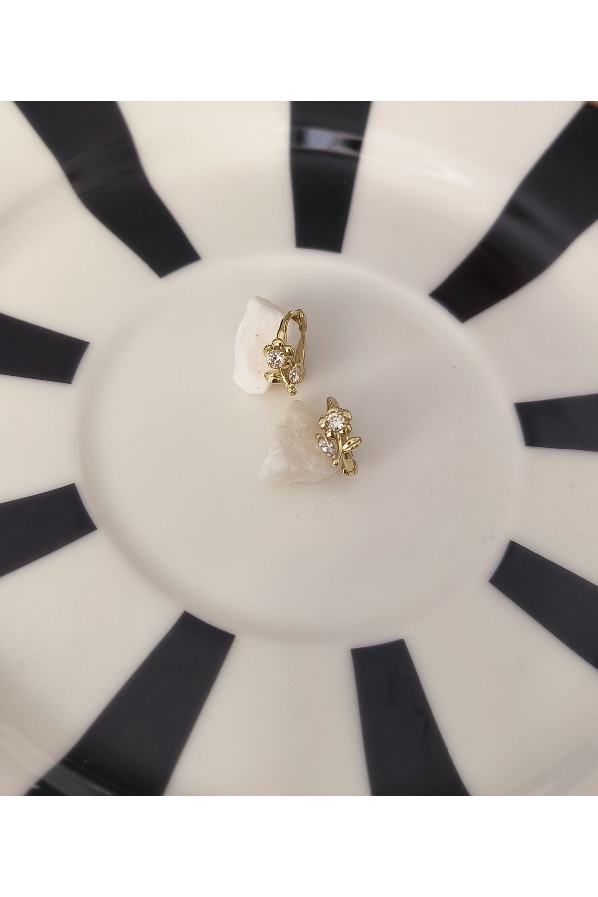 xUPING Altın Kaplama Papatya Model Küpe Kararmaz 14K Rengindedir 1cm