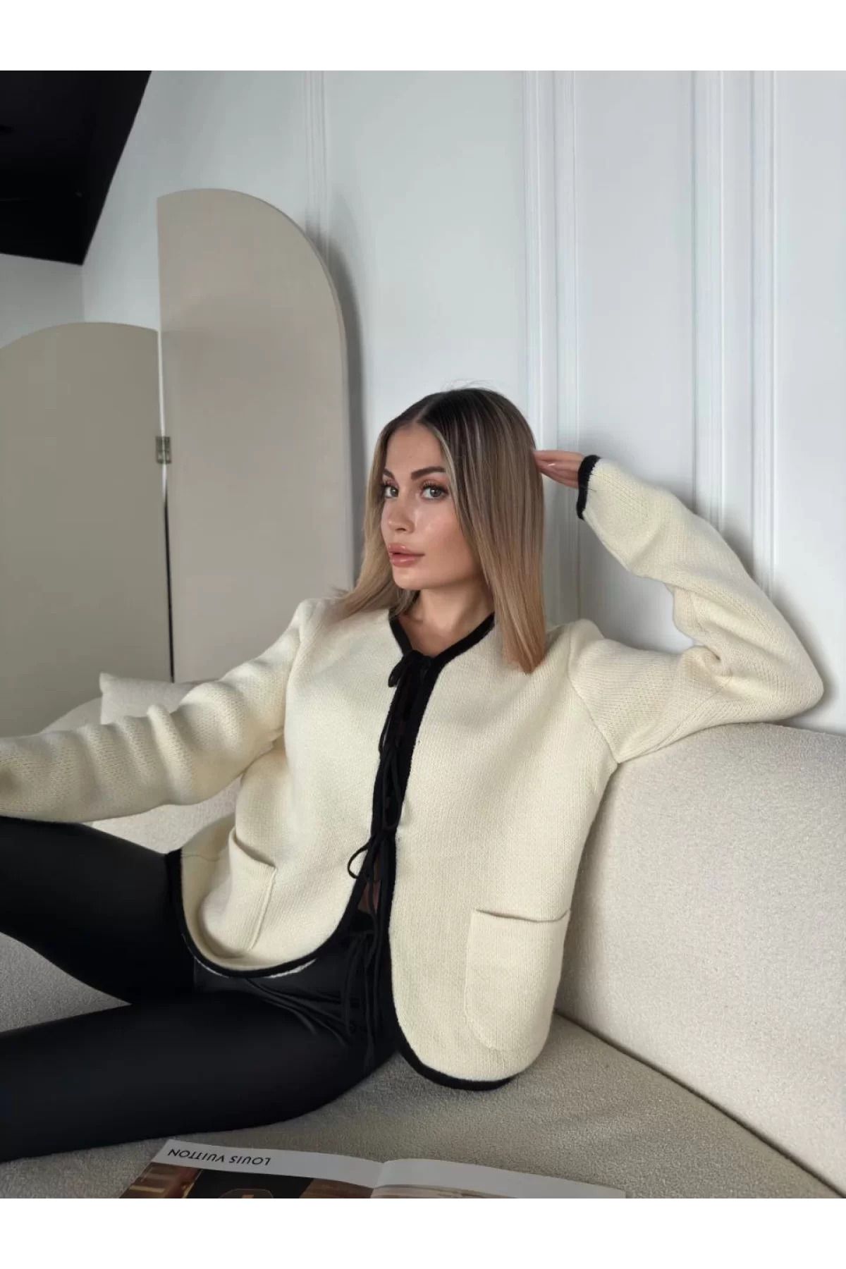 BBbutik Kirli Beyaz Triko Siyah Detaylı Bağlamalı Önden Cepli Hırka
