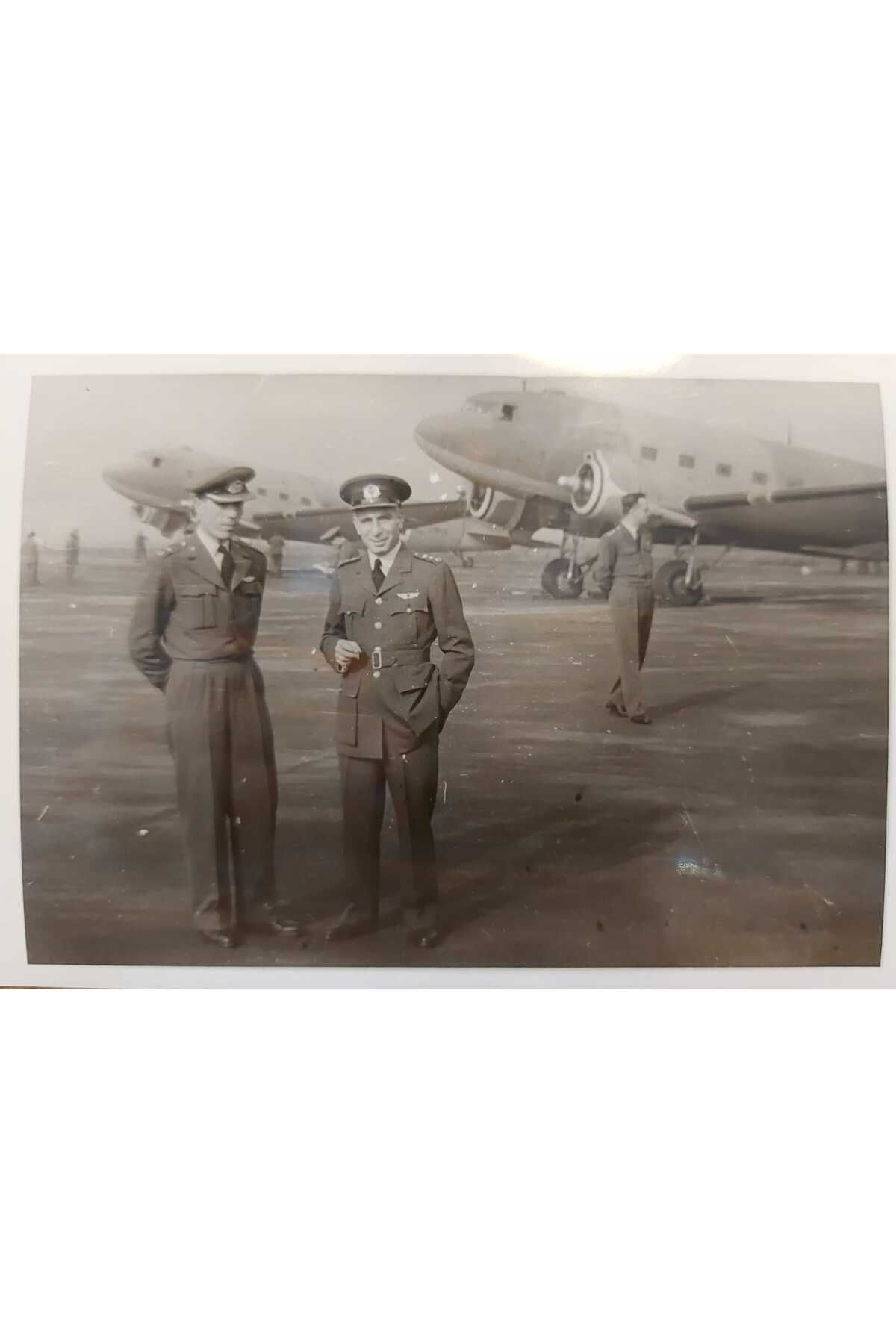 kho military design 9x12.5 cm. 1950'ler Askeri Havaalanı 2 Subay Fotoğrafı