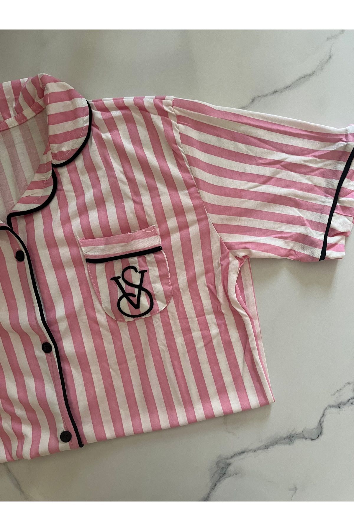 İNCİLA GİYİM Victoria Secret Önden Düğmeli Kısa Kollu Pijama Takımı