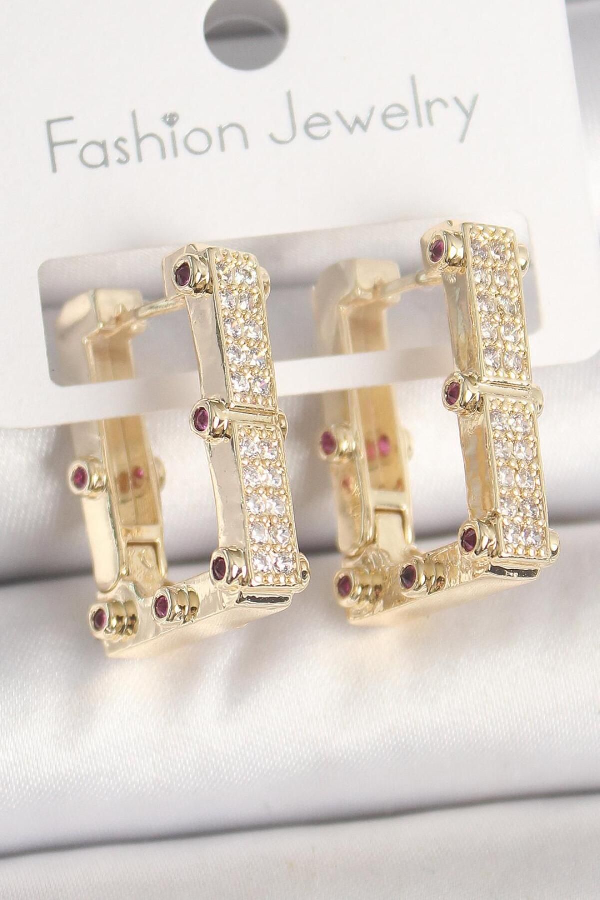 Zendoria Accessory Pirinç Gold Renk Kare Zirkon Taşlı Kadın Küpe – Modern ve Işıltılı Tasarım