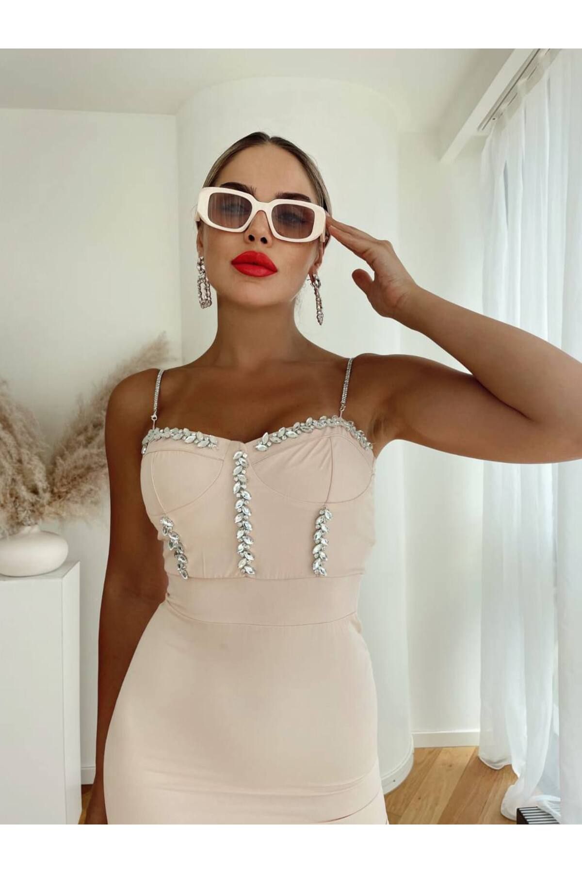 1Moda1Tarz Kadın İthal Kumaş Taş İşlemeli Askı Detaylı Astarlı Özel Tasarım Elbise