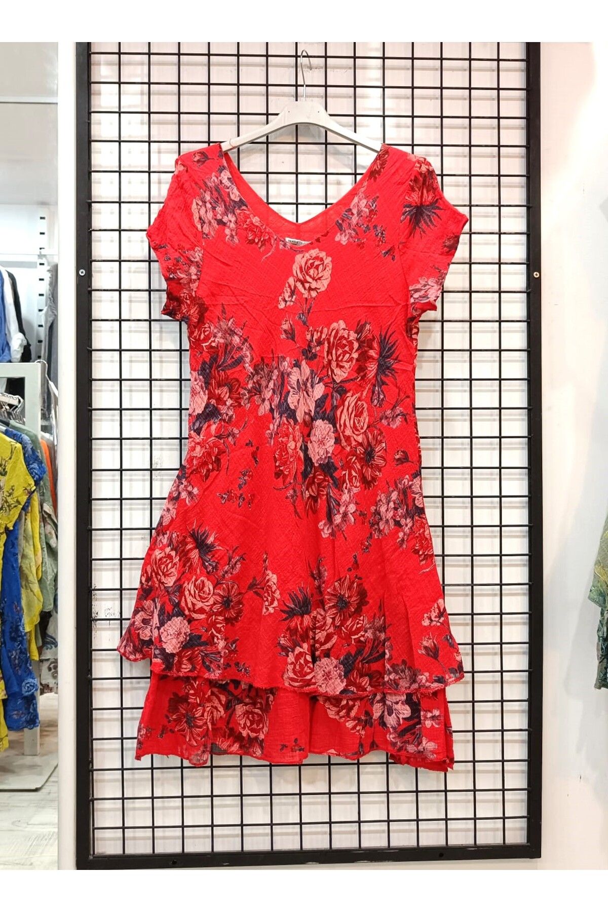 Butik Şans Gül Desenli Kısa Kollu V yaka İtalyan Koton Elbise