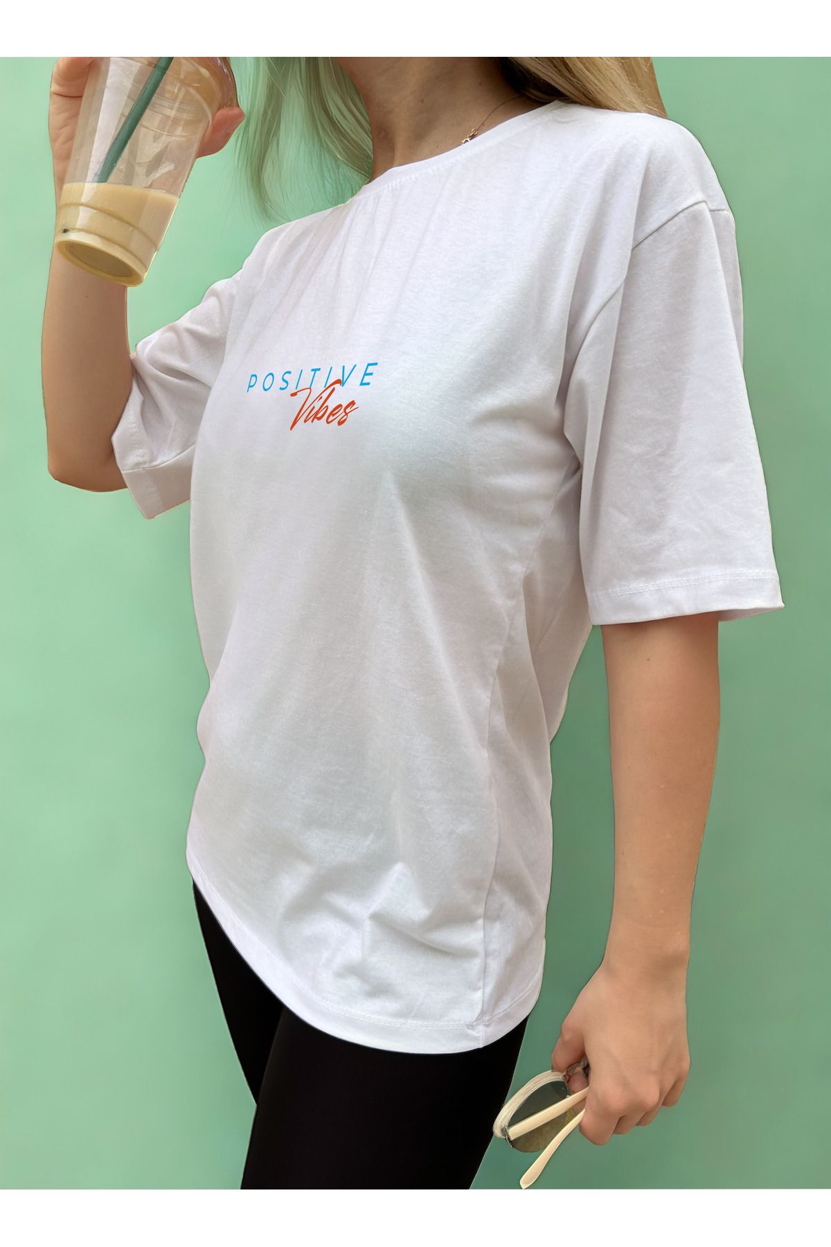 ClubSpaceAstro Kadın Oversize Positive Vibe Baskılı Tişört – Enerjik Günlük Stil