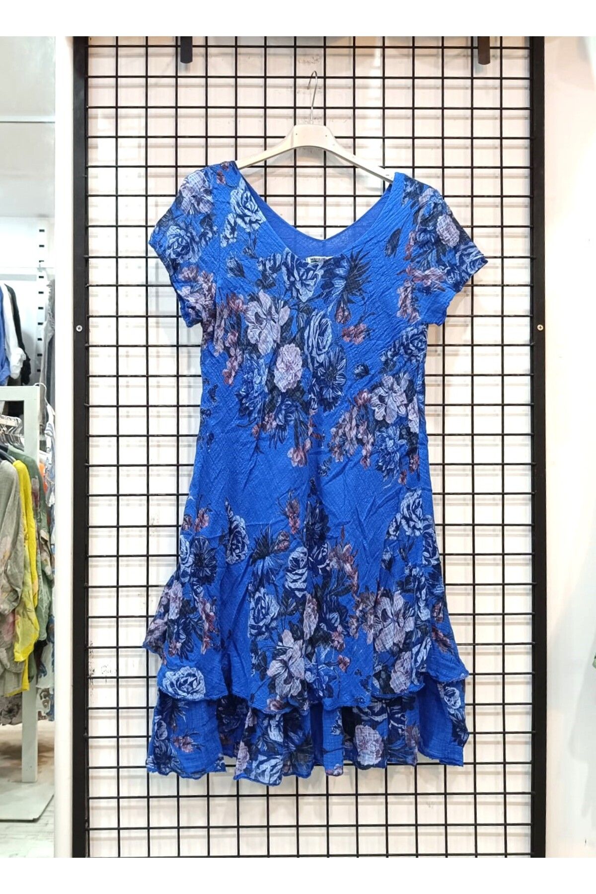 Butik Şans Gül Desenli Kısa Kollu V yaka İtalyan Koton Elbise