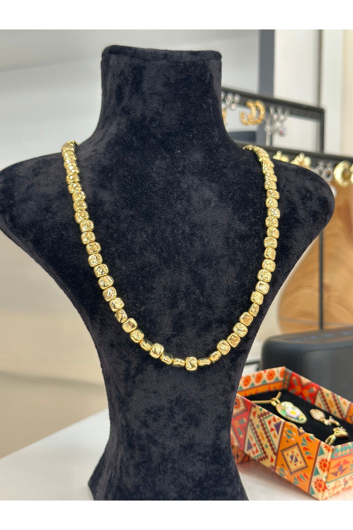 FERİHA DESING Parlak Altın Görünümlü Kare Boncuk Kolye