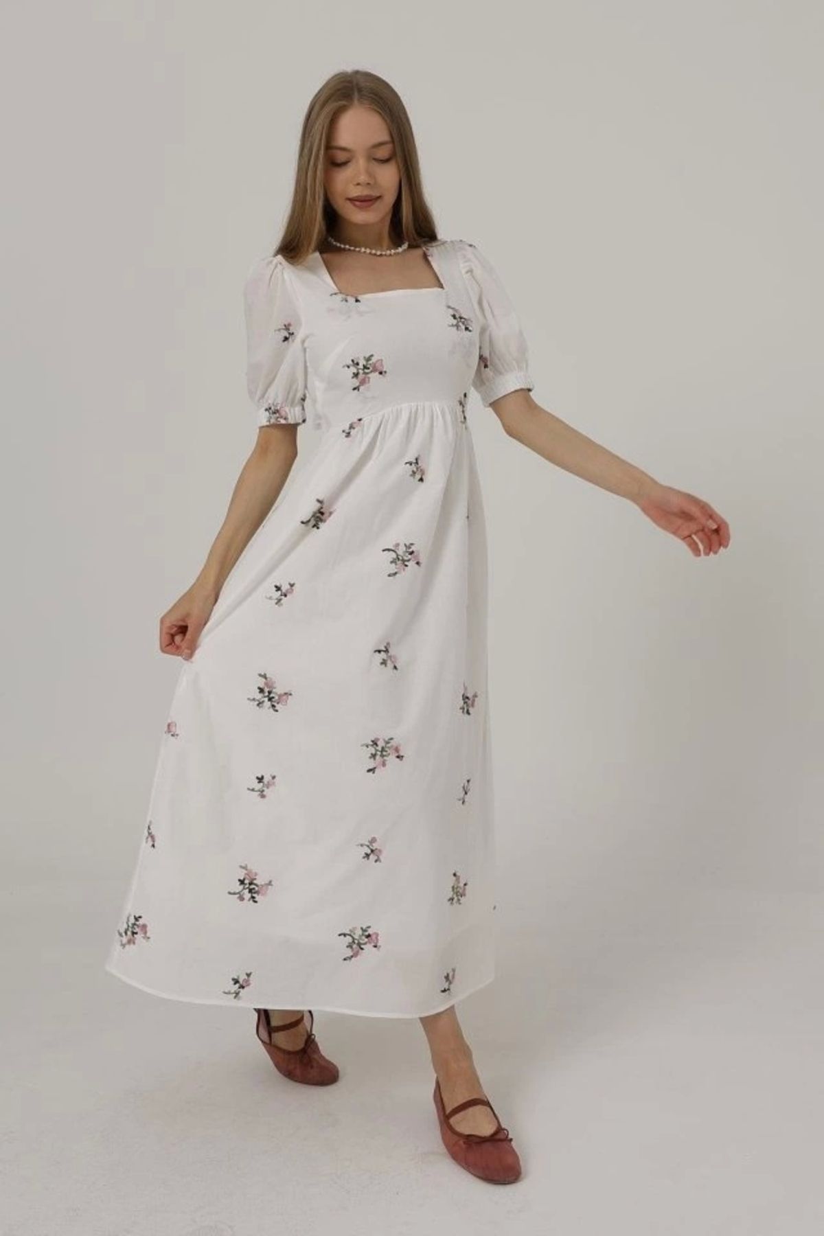 Butik Brodeli Arkası Fiyonk Bağlamalı Elbise - Beyaz