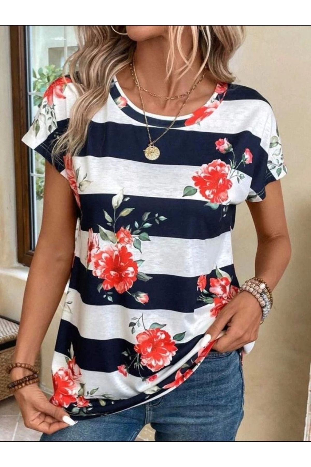 Butik Kadın Çiçek Desenli Yatay Şeritli Bisiklet Yaka Tişört
