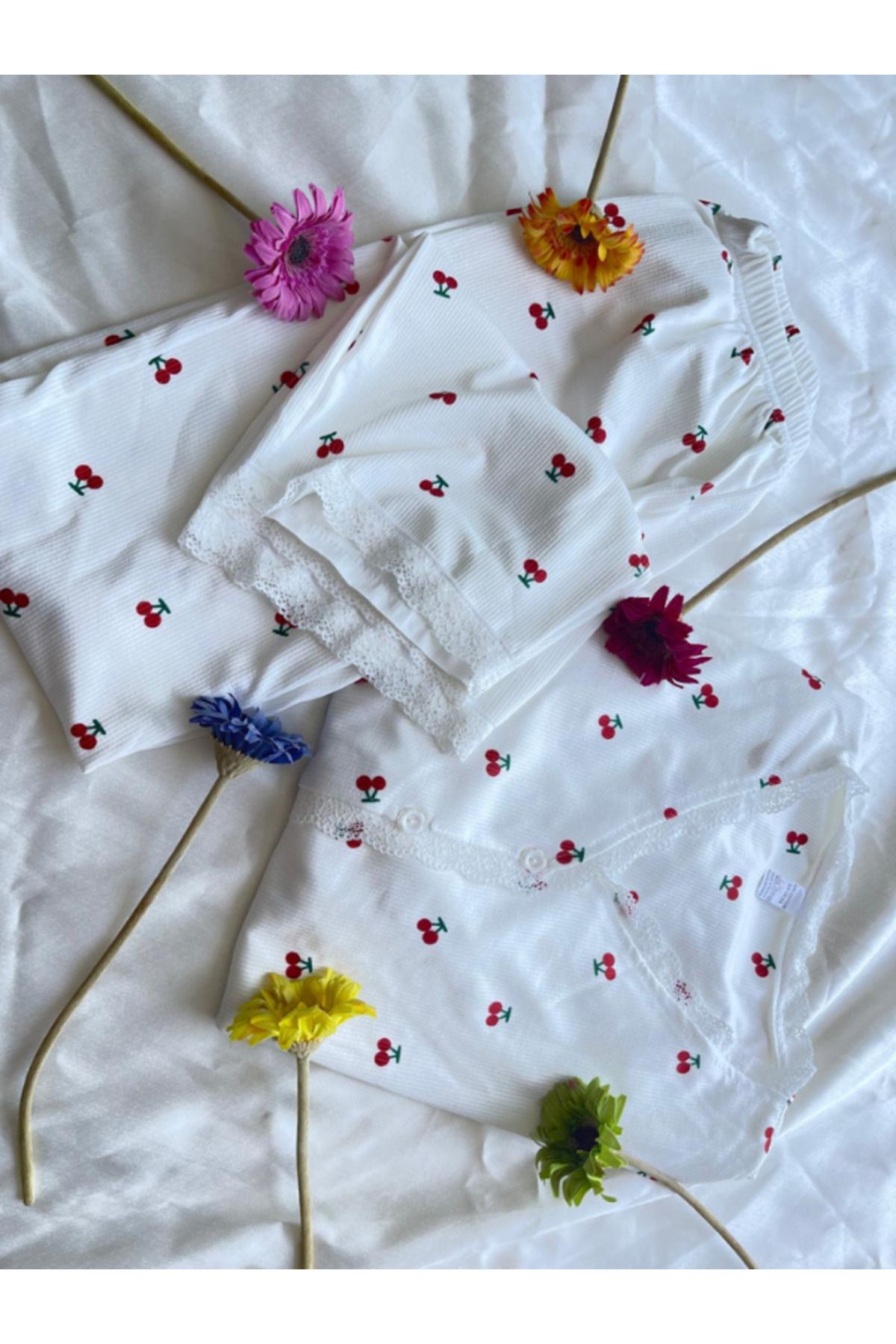 MODA Kiraz Desenli Uzun Kol Yakası Dantel Detaylı Pijama Takımı