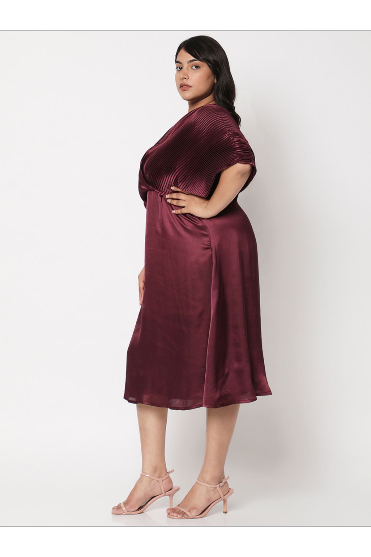 Mish By Styli-فستان سادة بقصّة على شكل حرف V وتفاصيل مطوية 4