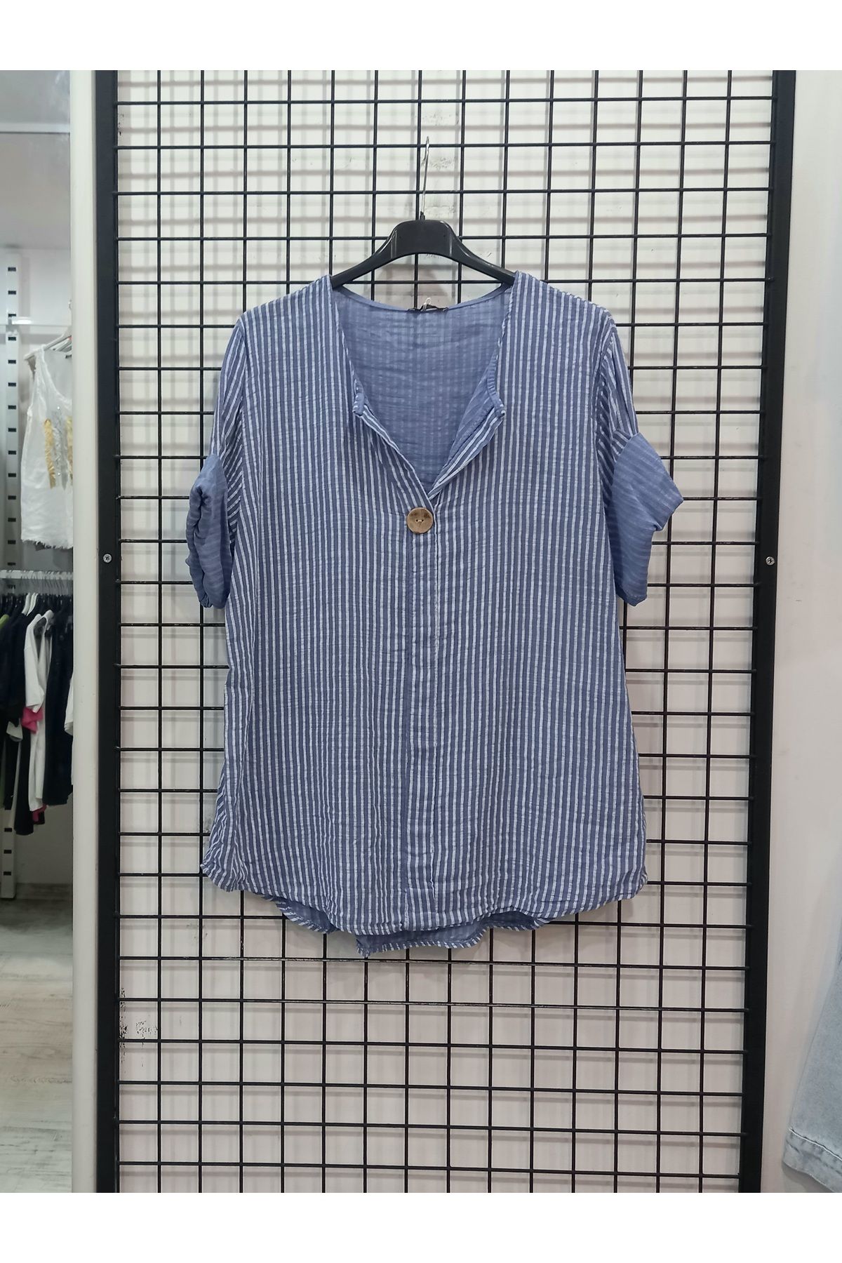 Butik Şans Çizgili Düğme Detaylı Truvakar Kol İtalyan Bluz
