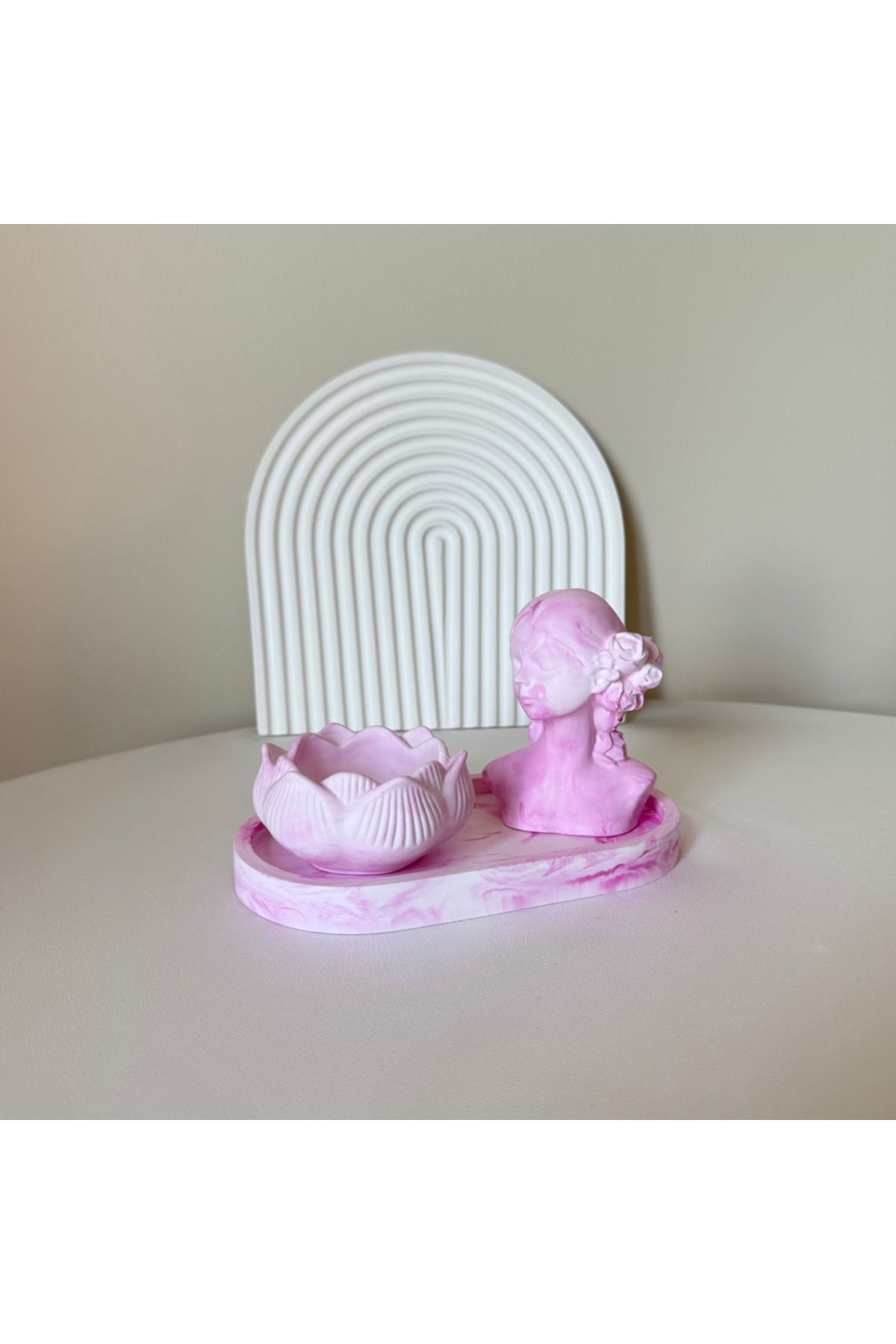 N&E Studio 3'lü Pembe-Beyaz Dekoratif Set, Lotus Mumluk, Mini Kız Heykel, Sunum Tabağı