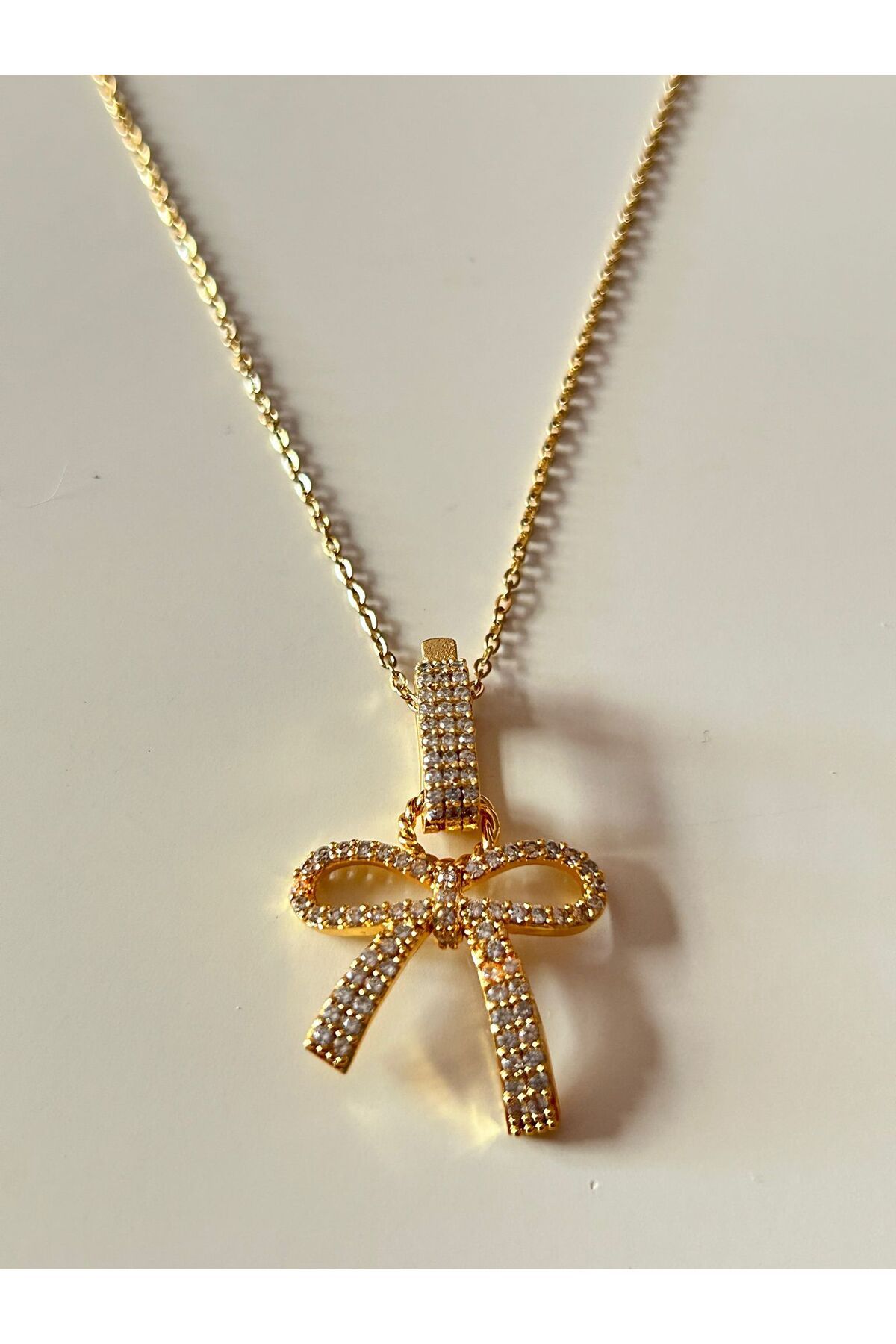 Cheecky Chic İpekish | Gold Renk Fiyonk Figürlü Kadın Kolye – Zirkon Taşlı, Paslanmaz Çelik, 48 cm Zincir