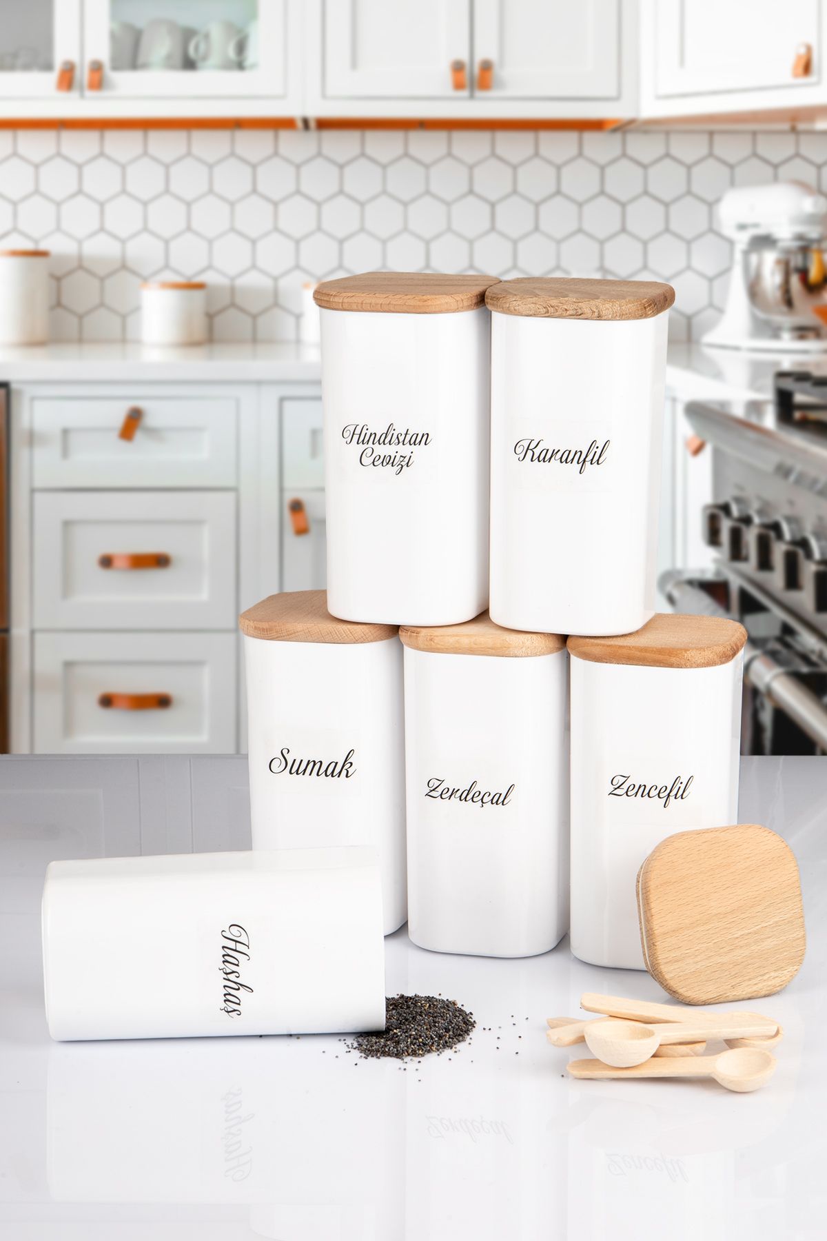 naturelove 6'Lı Doğal Ahşap Vakumlu Kapaklı Porselen Görünümlü Akrilik Baharatlık 300ML Etiketli Kaşıkılı
