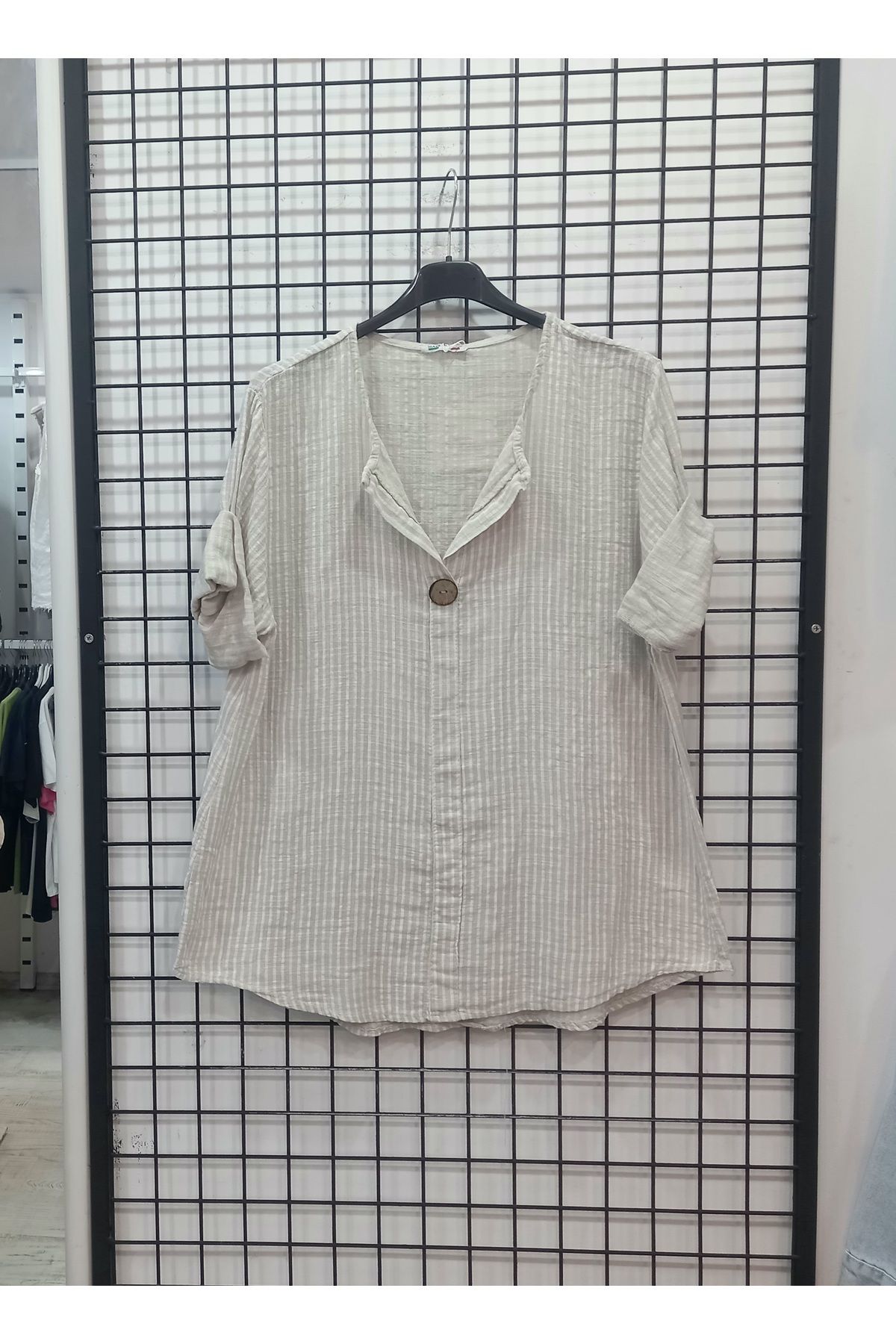 Butik Şans Çizgili Düğme Detaylı Truvakar Kol İtalyan Bluz