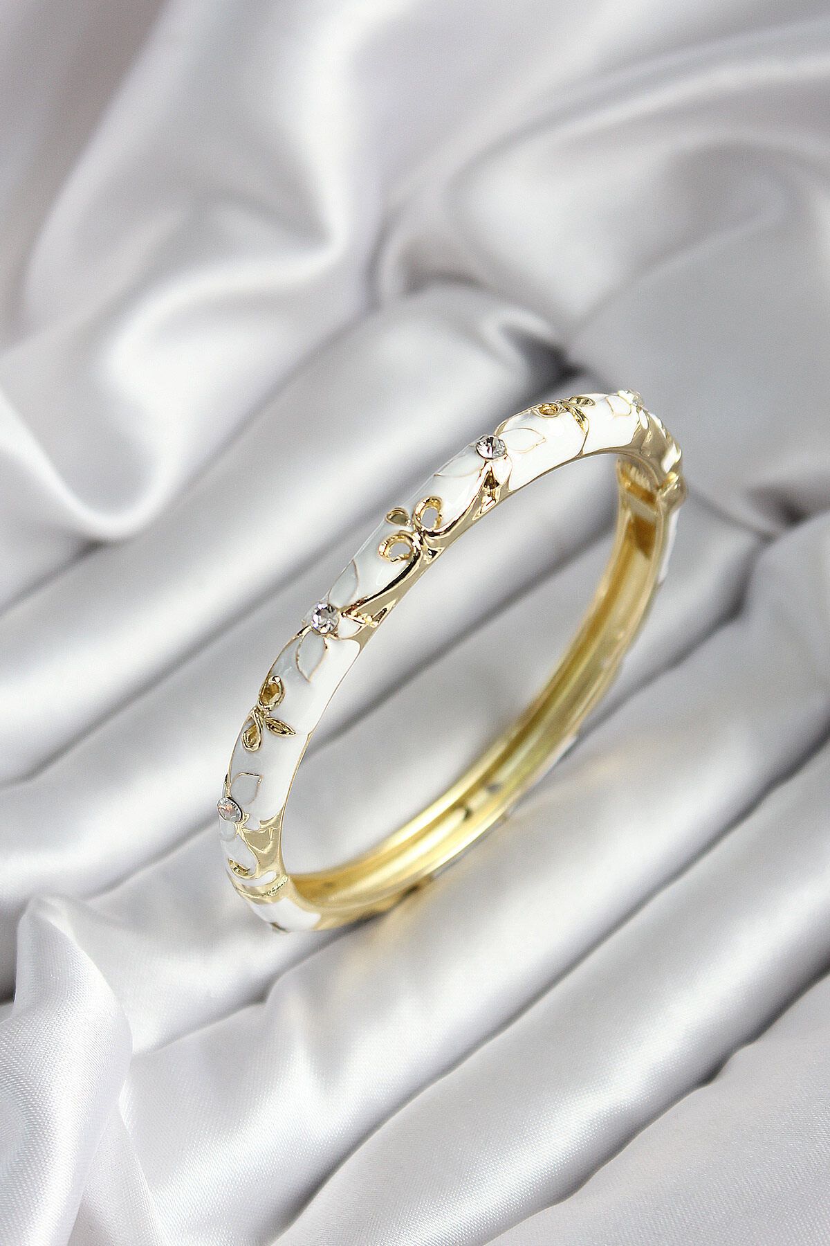 Avantaj Kapıda Mineli Pirinç Beyaz Çiçek Desenli Zirkon Taşlı Gold Renk Kadın Kelepçe (çap 60 mm)