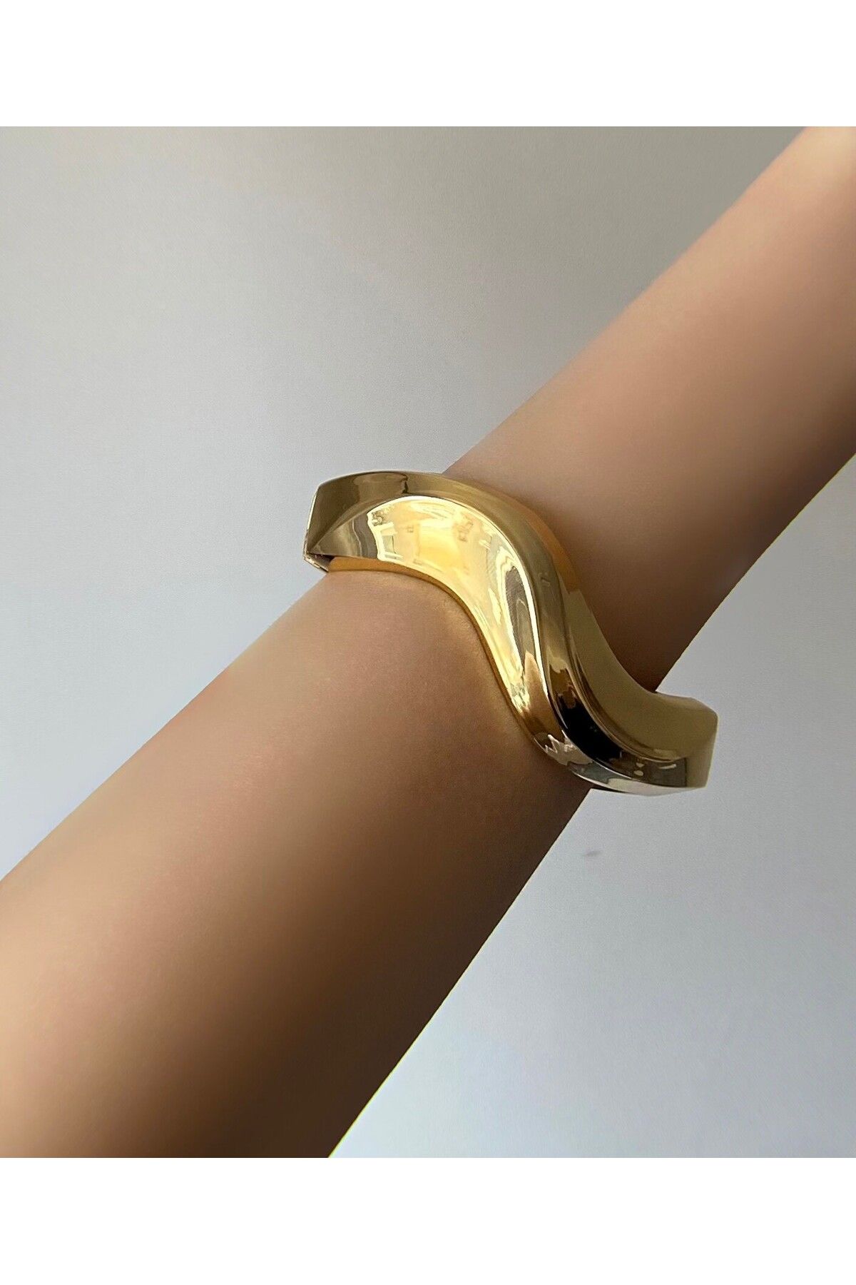 Bijoura Studio Dalgalı Kıvrım Gold Kelepçe Bileklik
