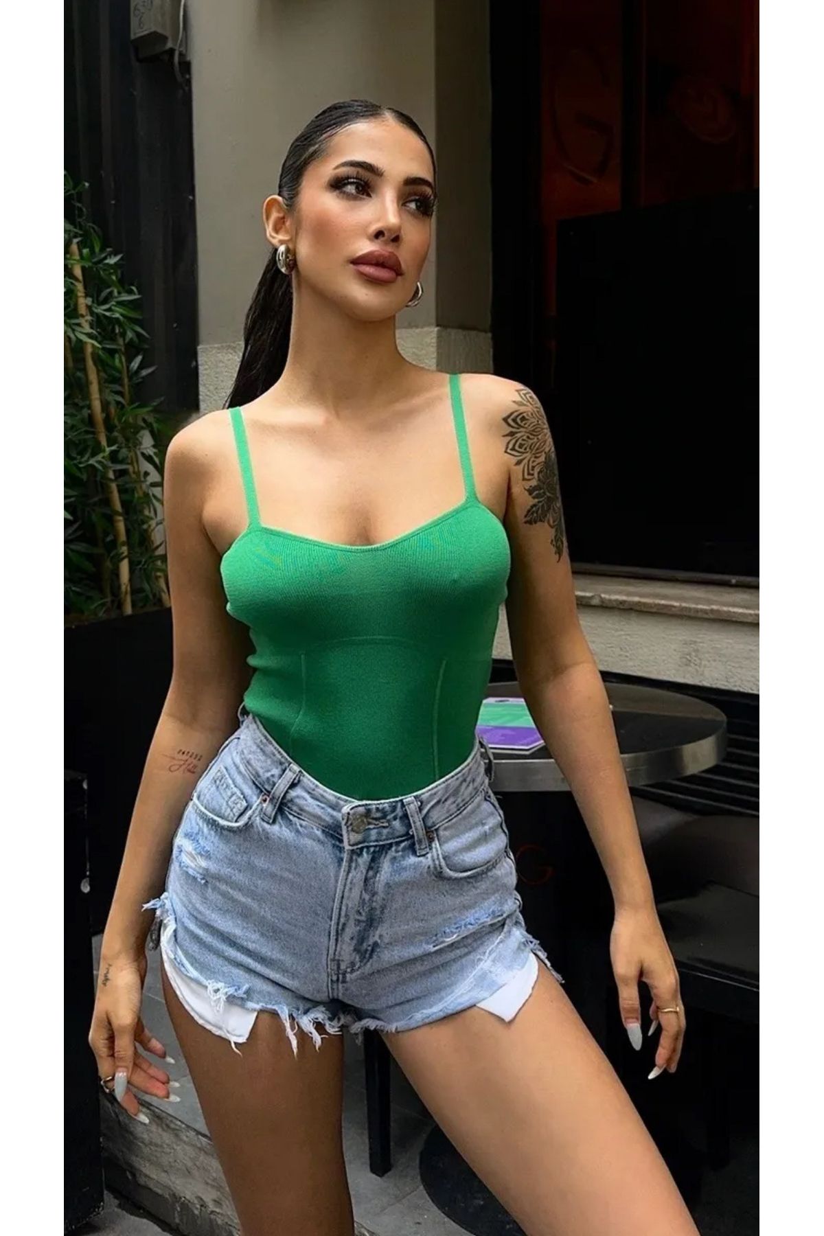 Noi Belis Crop V Yaka Korse Detaylı Askılı İnce Yazlık Bluz SS25BZ0021