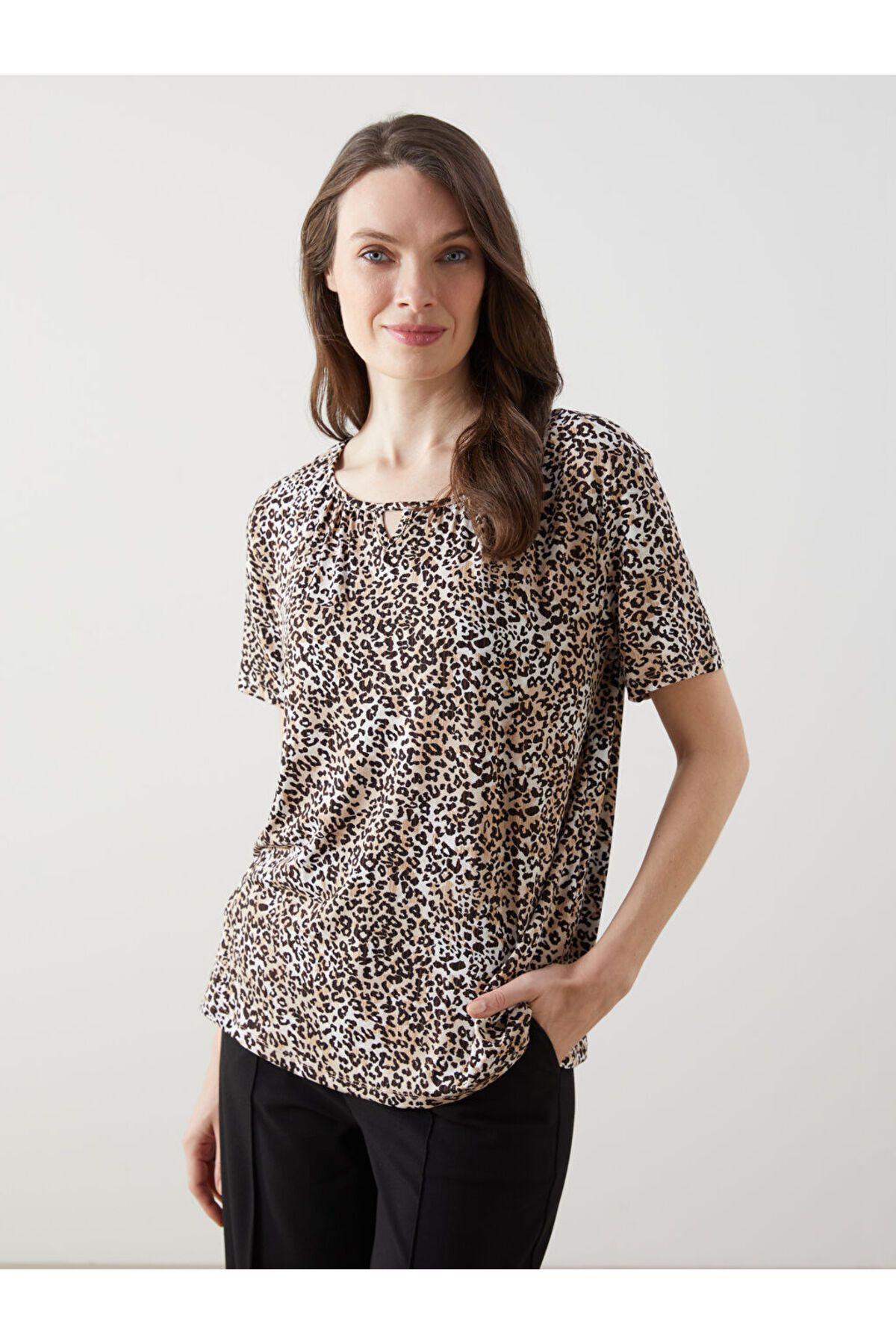 LC Waikiki LCW Grace Bej Bisiklet Yaka Leopar Desenli Kadın Bluz S5KH46Z8NVY25