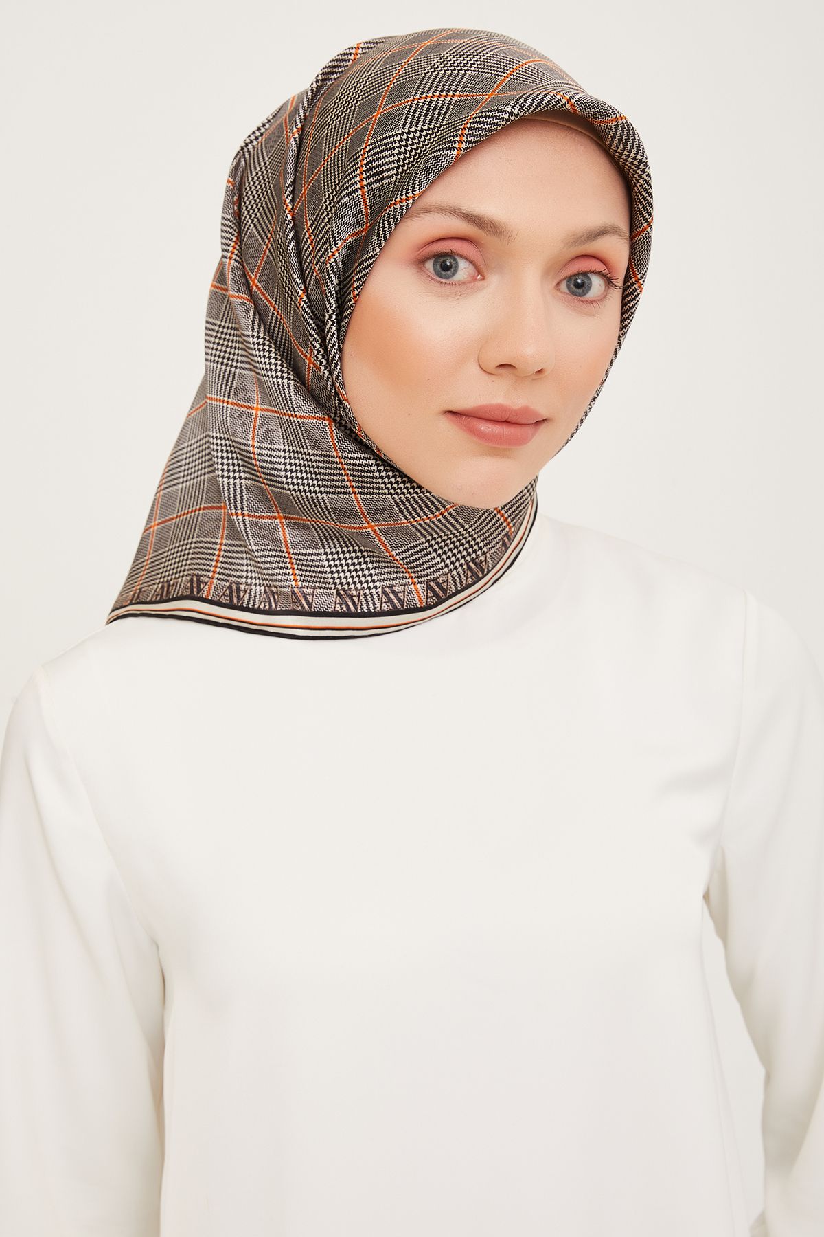 Armine Nostalji Serisi Sura İpek Eşarp 9029DS-56 Geometrik Desen TURUNCU-SİYAH