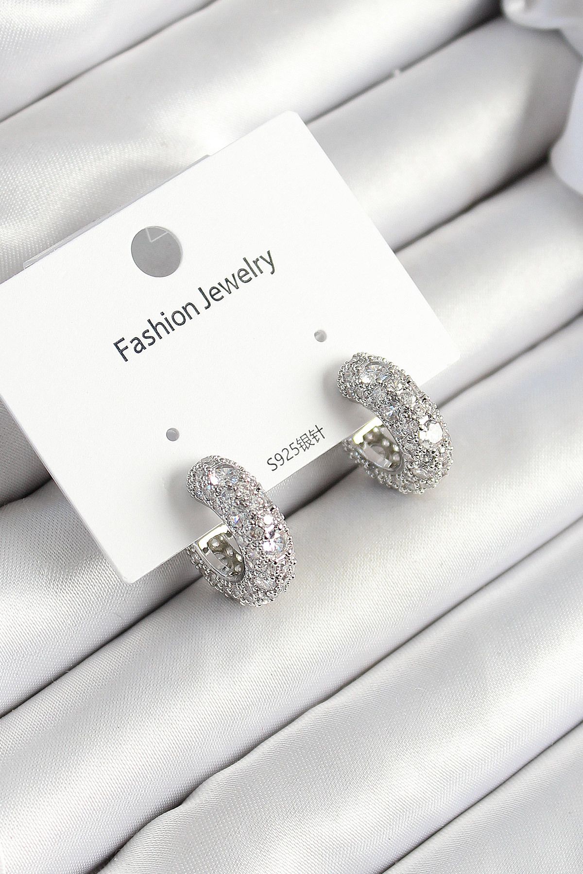LovelymCo Pirinç Zirkon Taşlı Halka Model Gümüş Renk Kadın Küpe - Lisinya