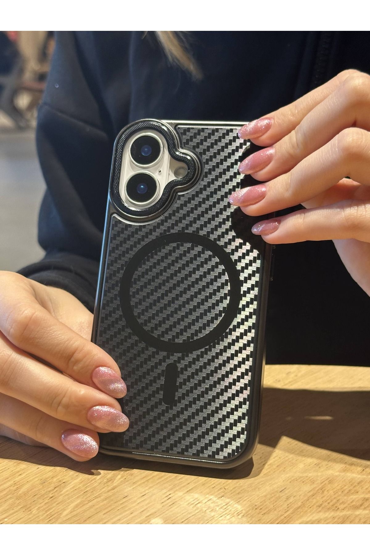 Paladyum Case iPhone 16 Plus Uyumlu Titanyum Siyah Karbon Fiber MagSafe Özellikli Kılıf