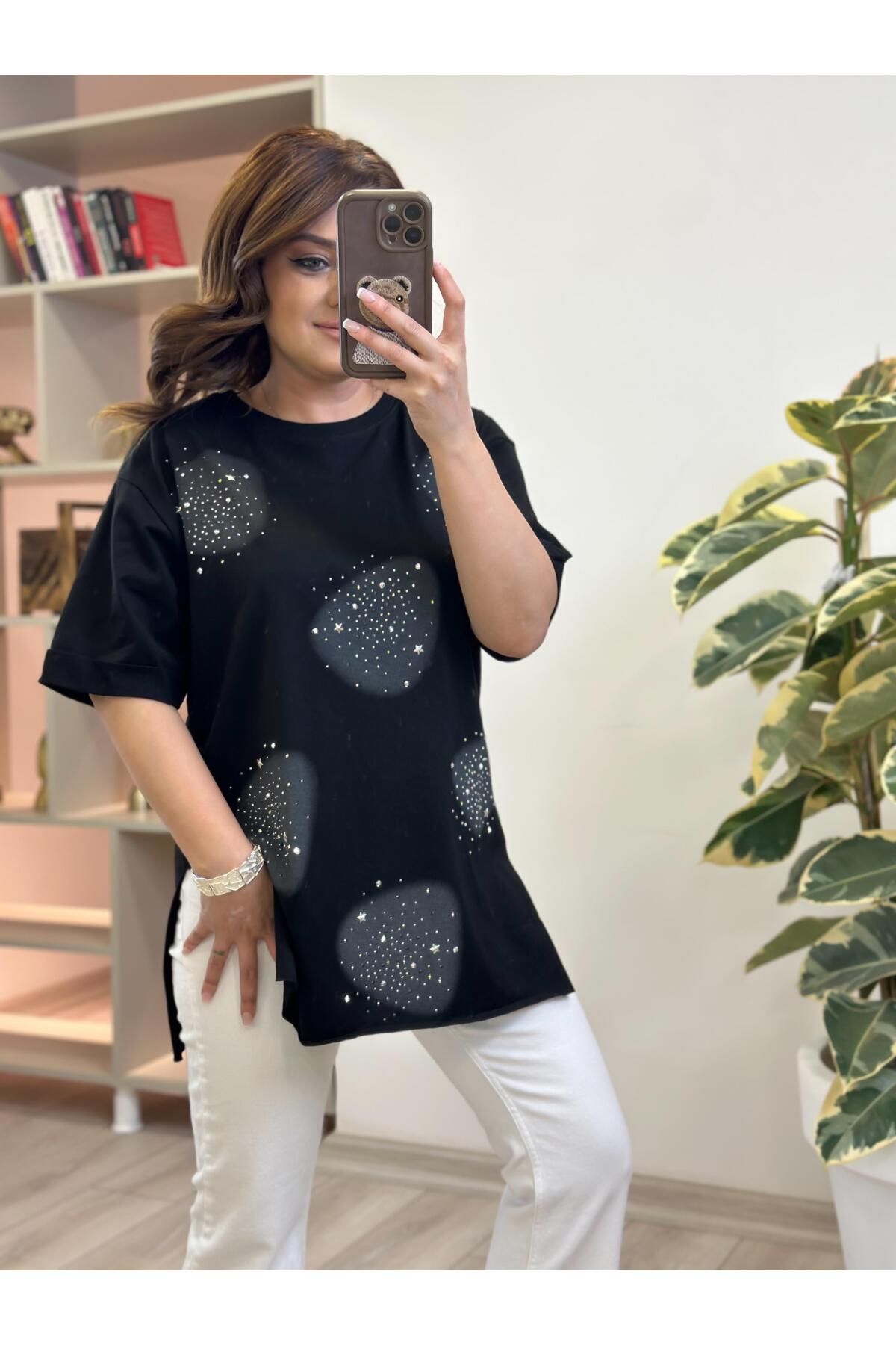 MELTEM TUĞAN Yuvarlak Taşlı Yanları Yırtmaçlı Tshirt SİYAH