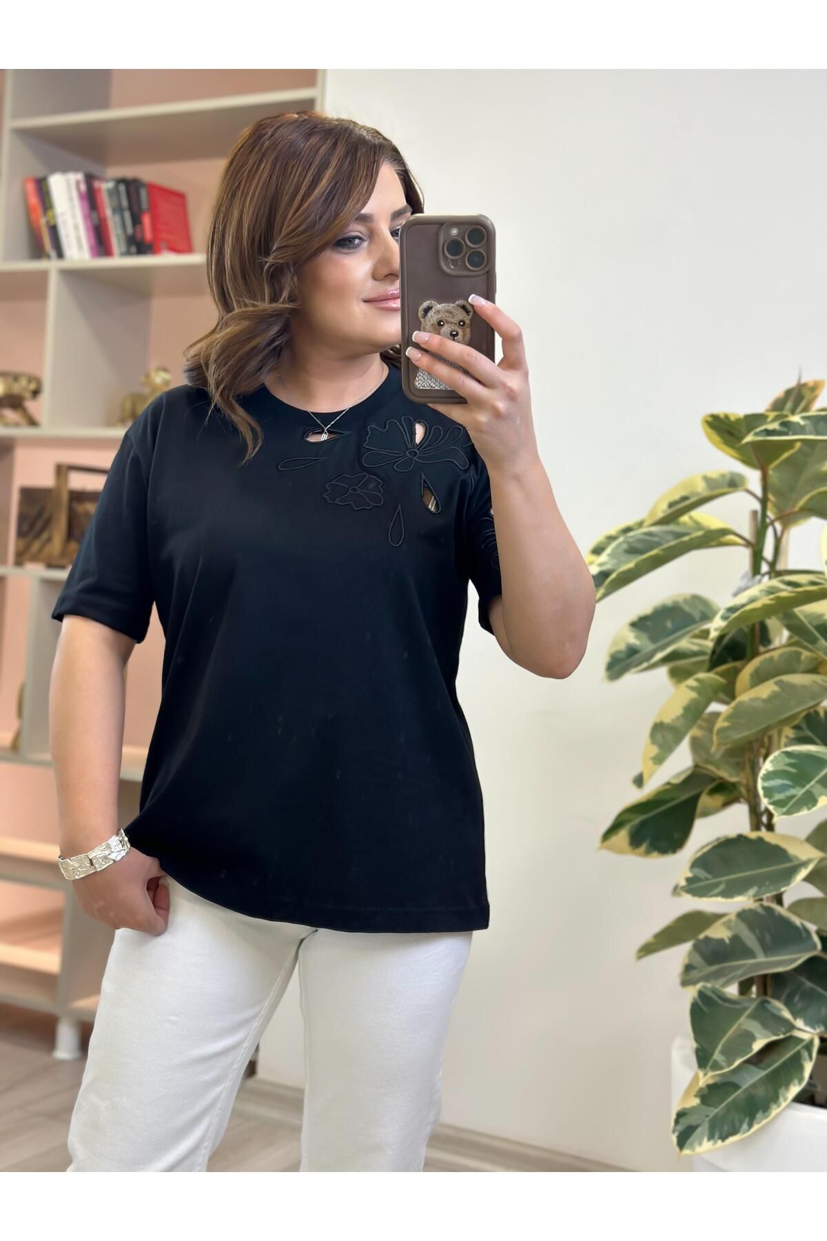 MELTEM TUĞAN Yan Kol Nakış Detay T-shirt SİYAH