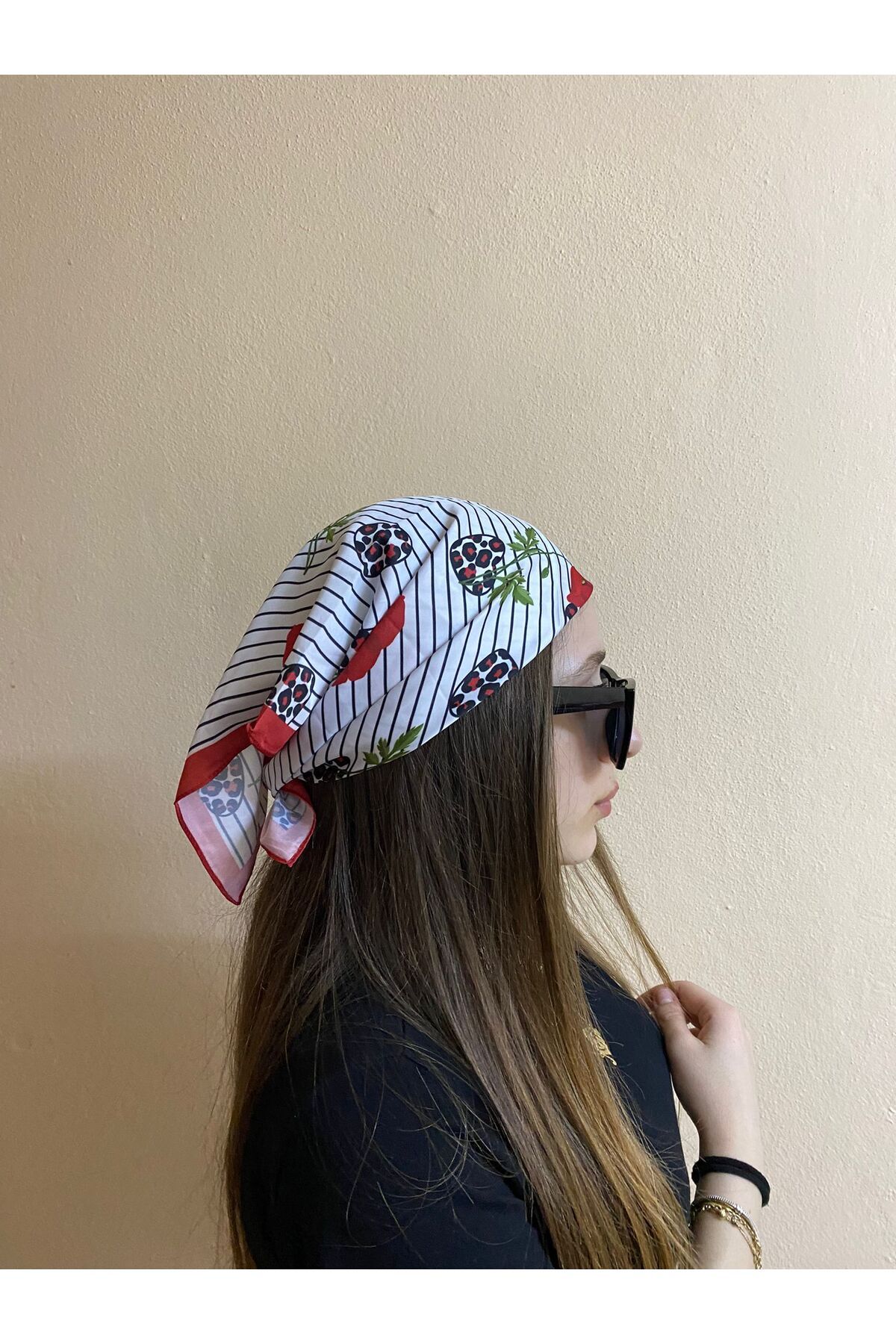 sema aksesuar Kırmızı Beyaz Gelincik Çiçeği Ve Kalp Motifli Fular - Bandana