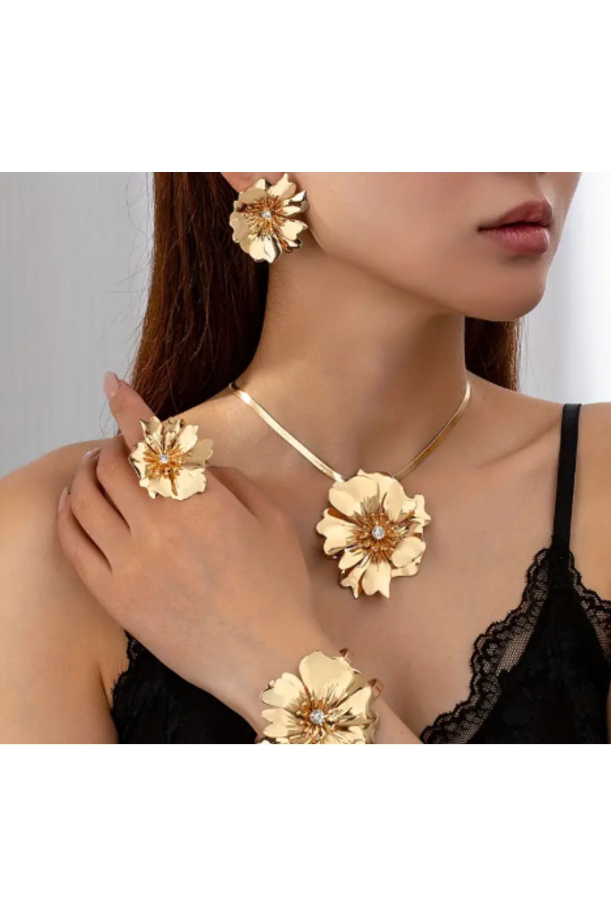 SE Jewellery Collection Selin Ersoy Altın Renk Çiçek Figürlü Takı Seti – Kolye, Küpe, Yüzük ve Bileklik 4'lü Kombin