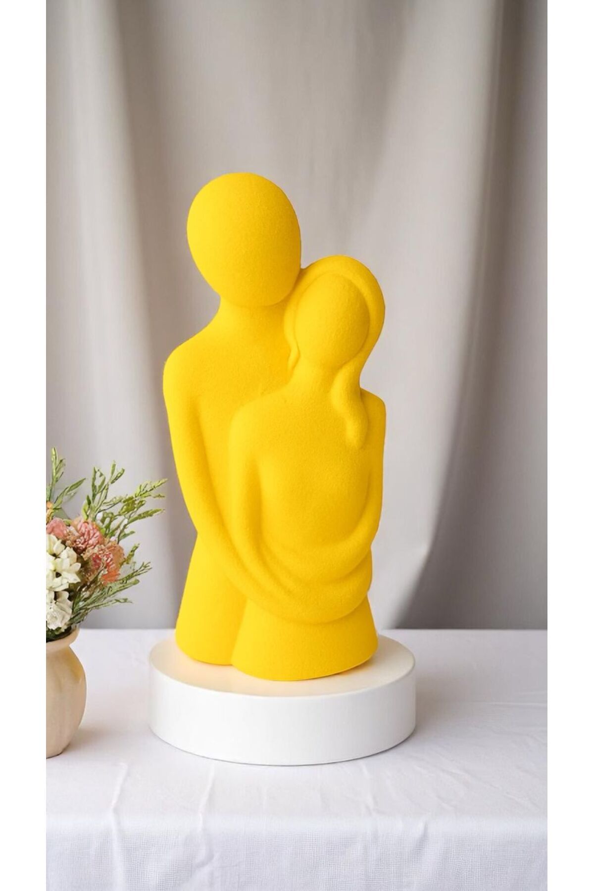 GİTTİGİTTİ Sarılan Çift Figürlü El Yapımı Dekoratif Obje – Romantik ve Anlamlı Tasarım (10 x 5 cm) Sarı