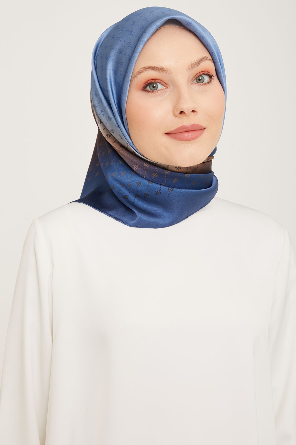 Armine Nostalji Serisi İpek Sura Eşarp 9003DS-36 Logolu Desen İNDİGO-KAHVE