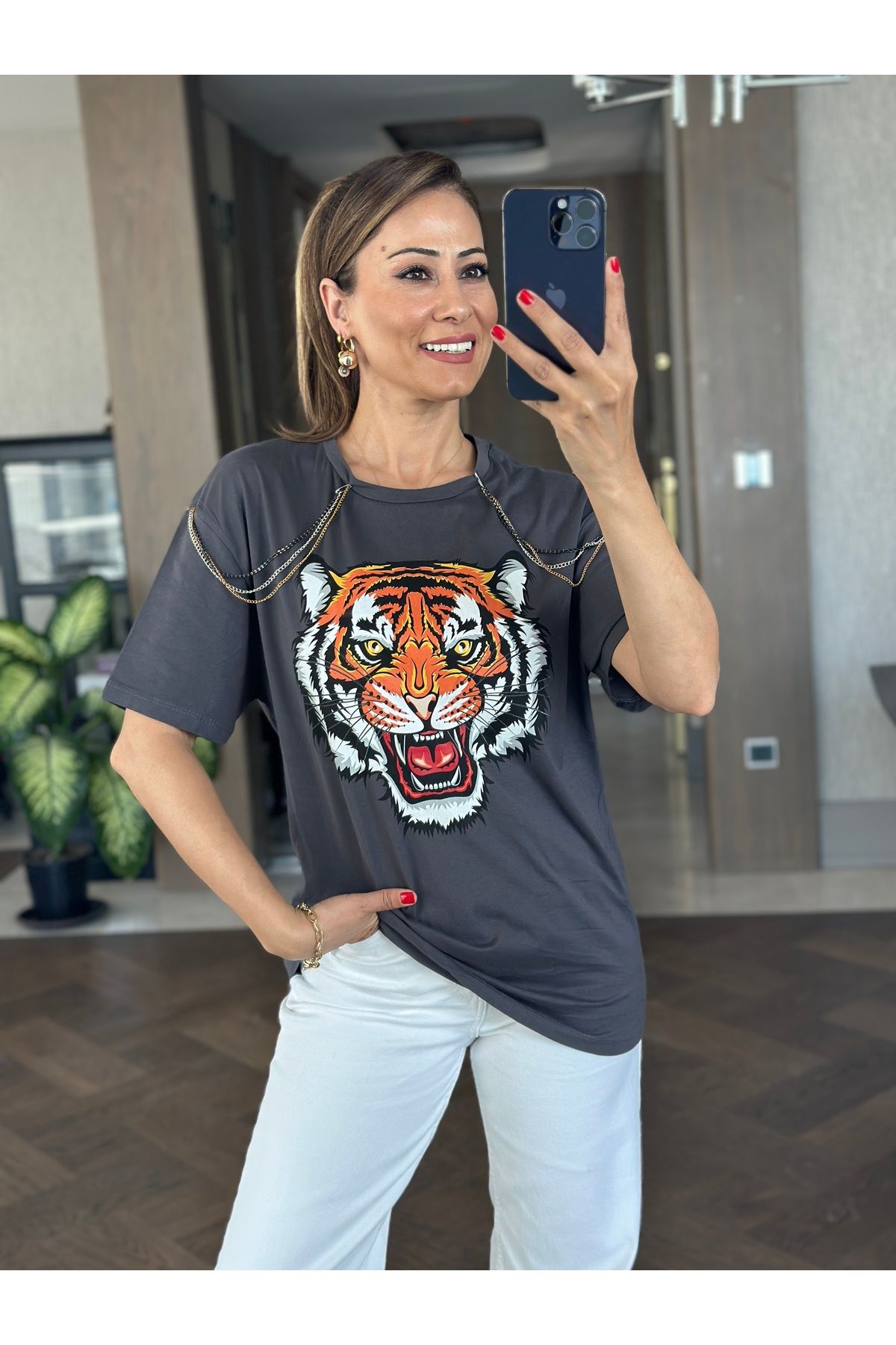 Butik Antrasit Kaplan Baskılı Zincir Detay Kadın T-Shirt