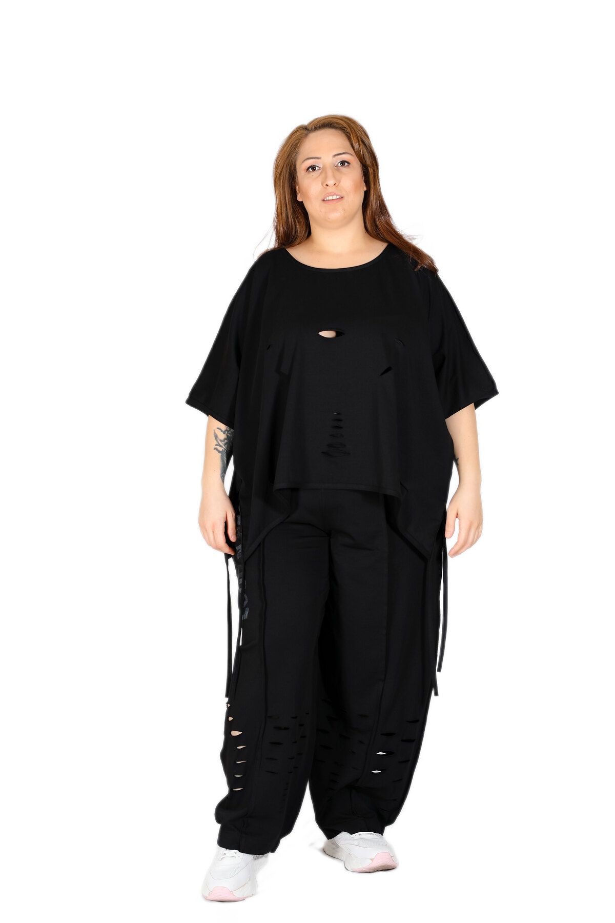 İnsa Fashion Geniş Yakalı, Lazer Kesimli ve Yırtmaçlı, İp Detaylı Oversize Siyah Tişört