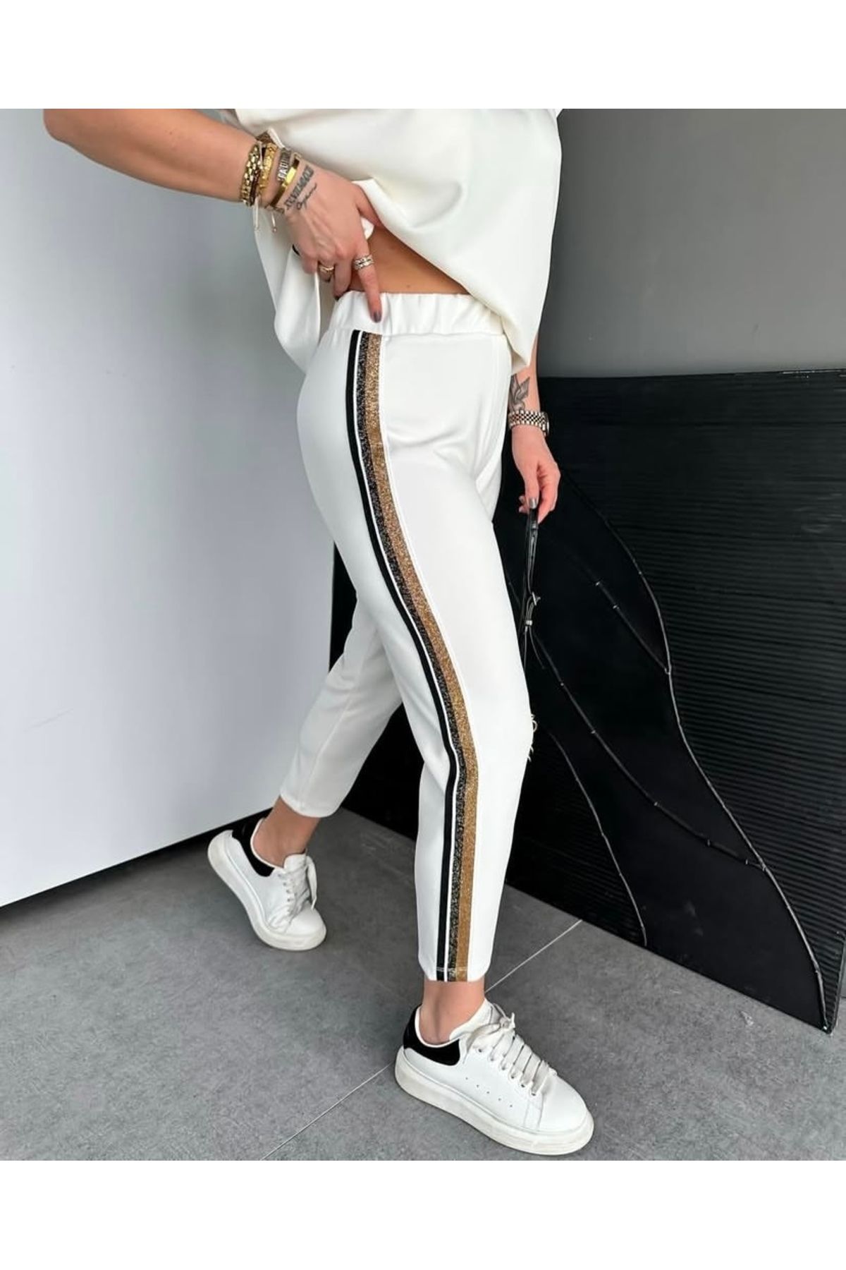 CEYDA AYAZ Beyaz gold şeritli modal takım