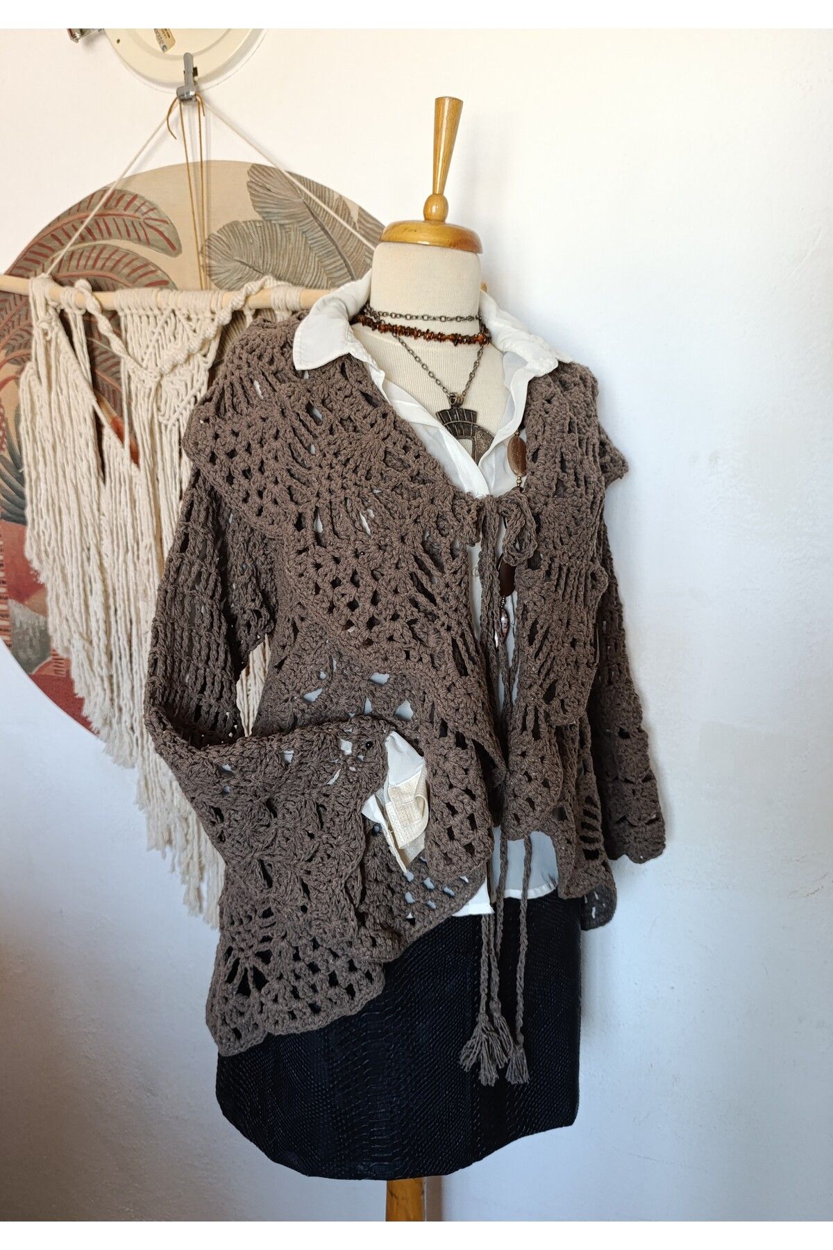 Hippybutik Vizon Rengi Koton Tığ Dokuma El İşi Tasarım Volan Yakalı Asimetrı Tasarım Hırka