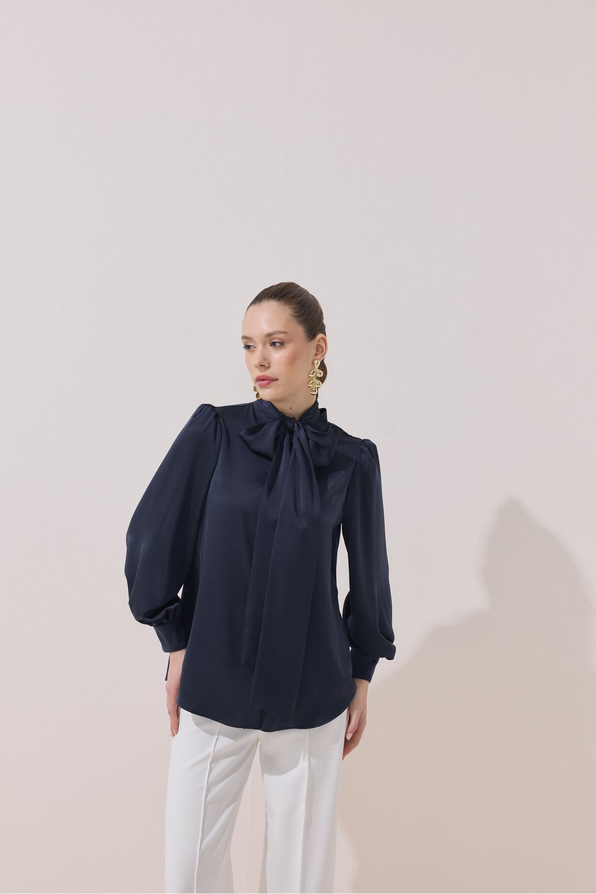 NUR KALAY COLLECTION SEYYAR FULARLI SATEN BLUZ