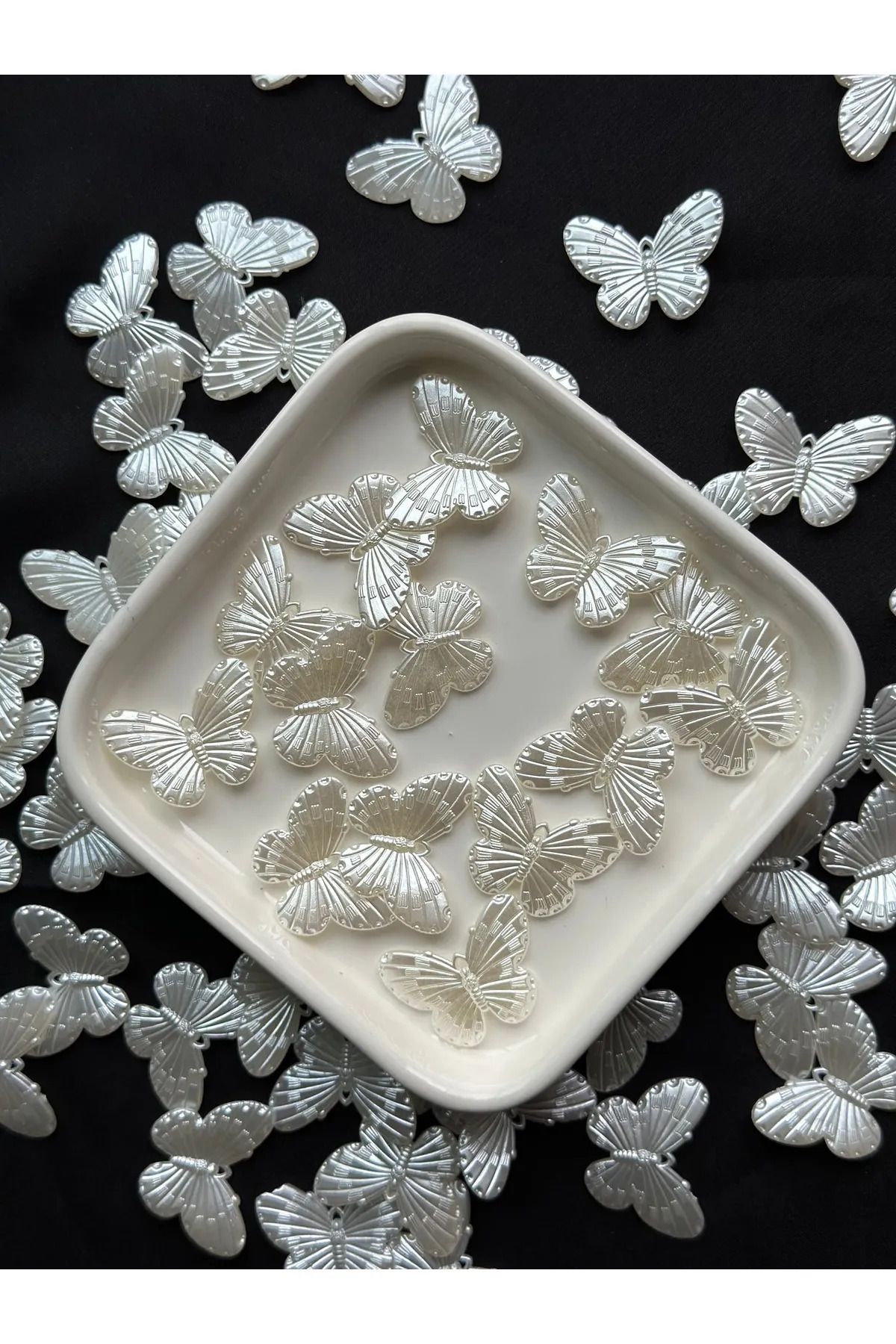 Papatya 40 Adet Beyaz Sedefli Plastik Akrilik Kelebek Boncuk