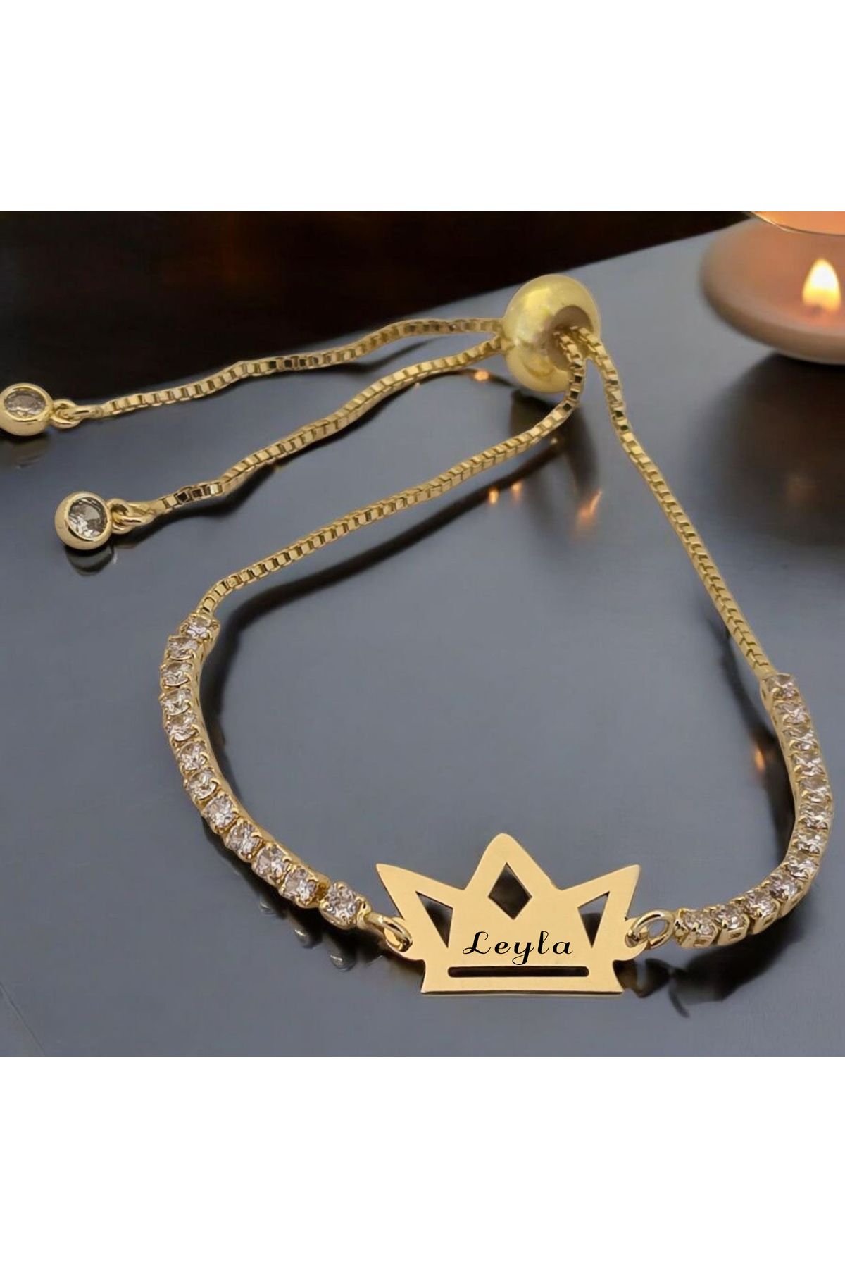 ARCHINO GOLD Leyla İsmine Özel Zincirli Taç Motifli 14 Ayar Altın Plakalı Hediye Bileklik-471isim-beyaztaş