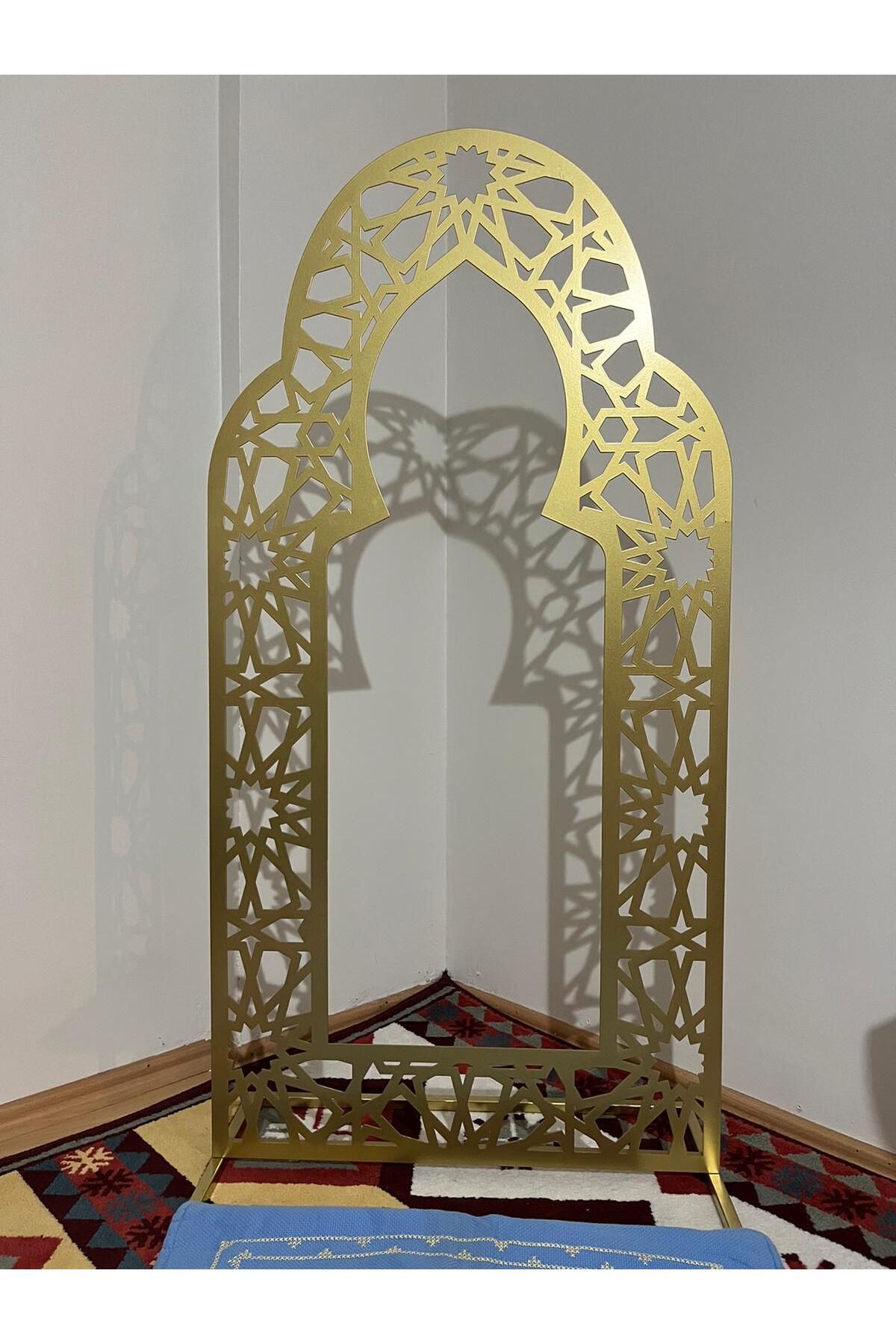 lyla concept Ayaklı Metal Mihrab – İslami Motifli | Namaz Köşesi & Mescit Dekoru