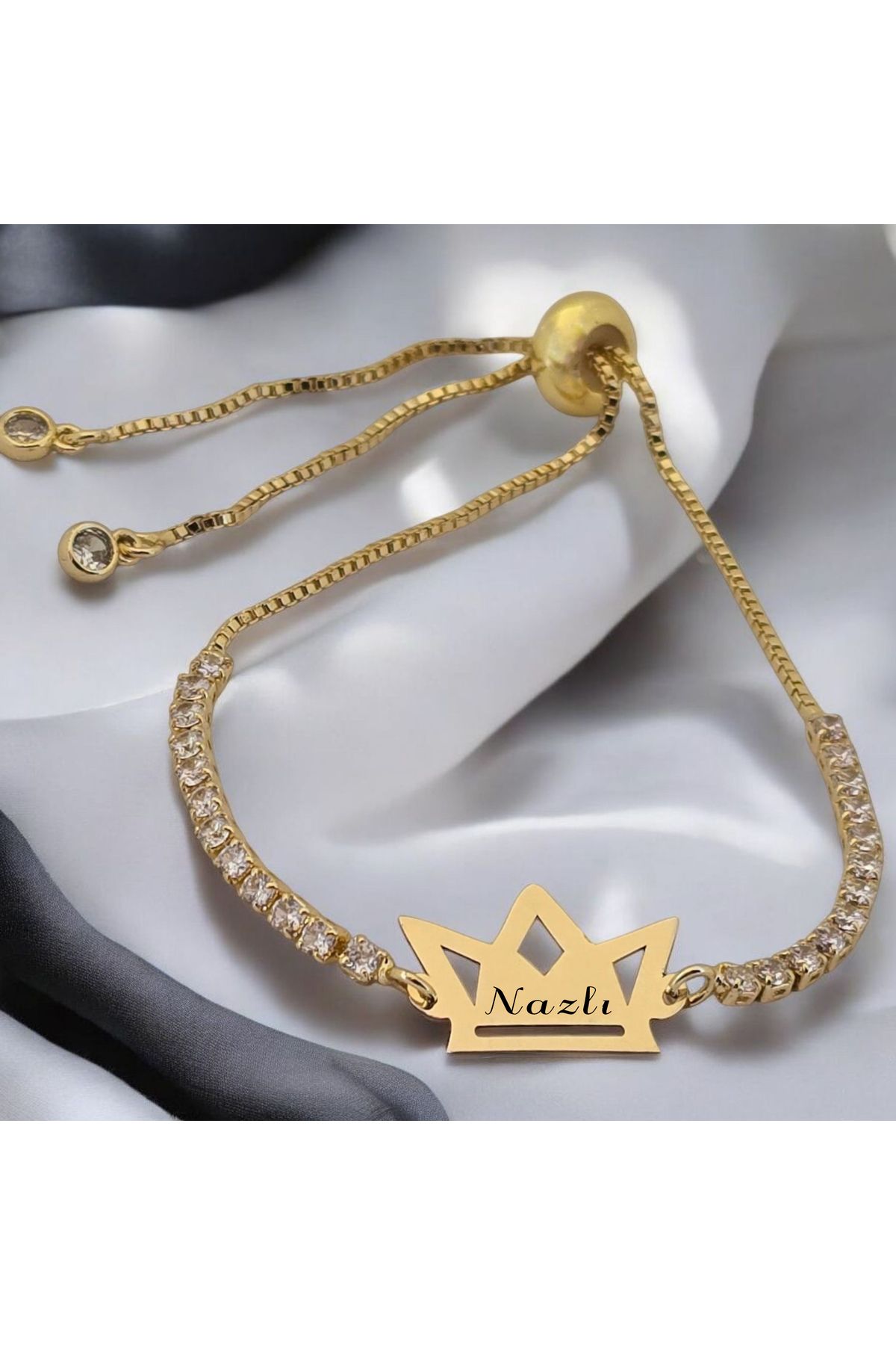 ARCHINO GOLD Nazlı İsmine Özel 14 Ayar Altın Plakalı Zincirli Taç Motifli Hediye Bileklik-471isim-beyaztaş
