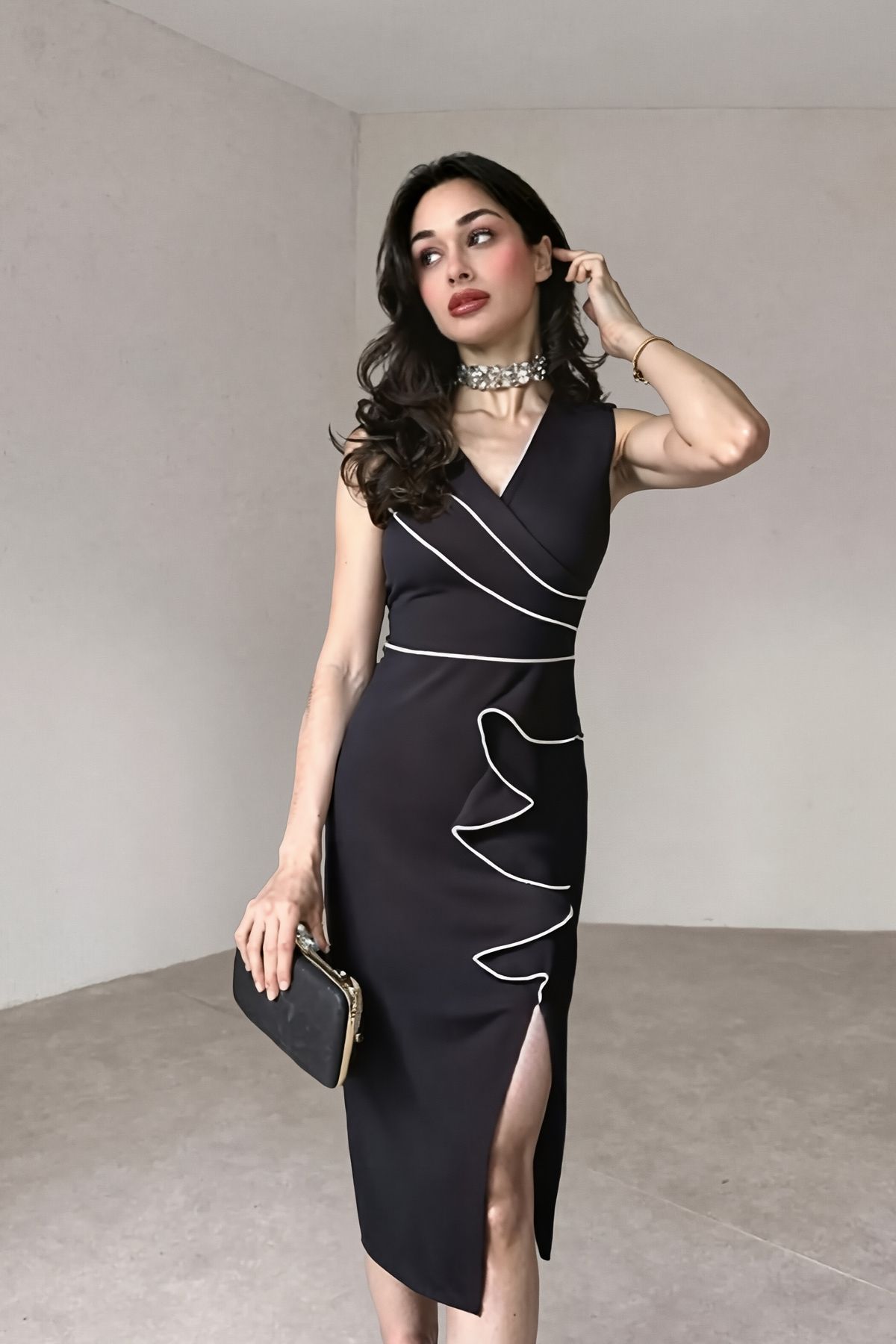 ALFUDO Moda Collection Yırtmaç Ve Volan Detaylı Siyah Beyaz Şerit detaylı Abiye Elbise