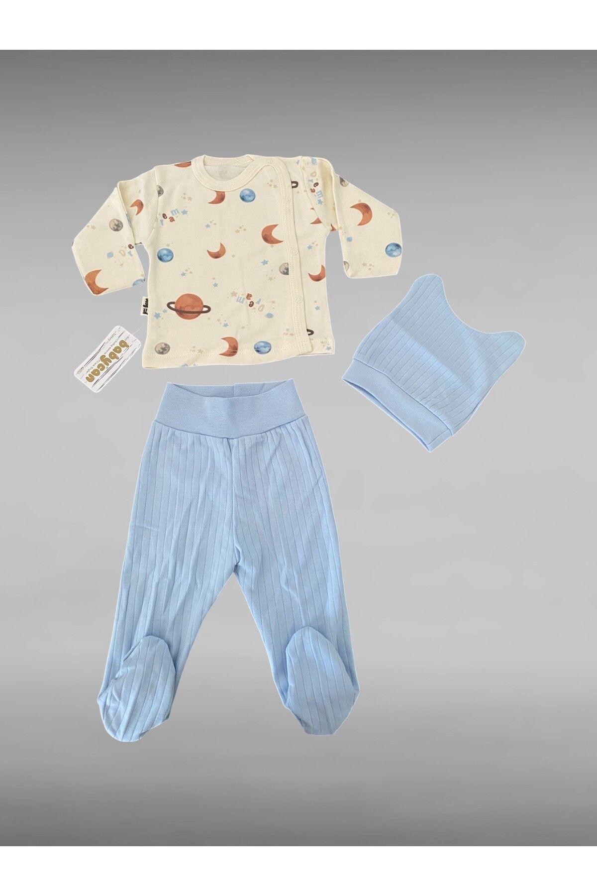 Babycan 3’lü Erkek Bebek Takımı – %100 Pamuk, Uzay Desenli Zıbın, Mavi Patikli Alt & Kulaklı Şapka, 0-3 Ay