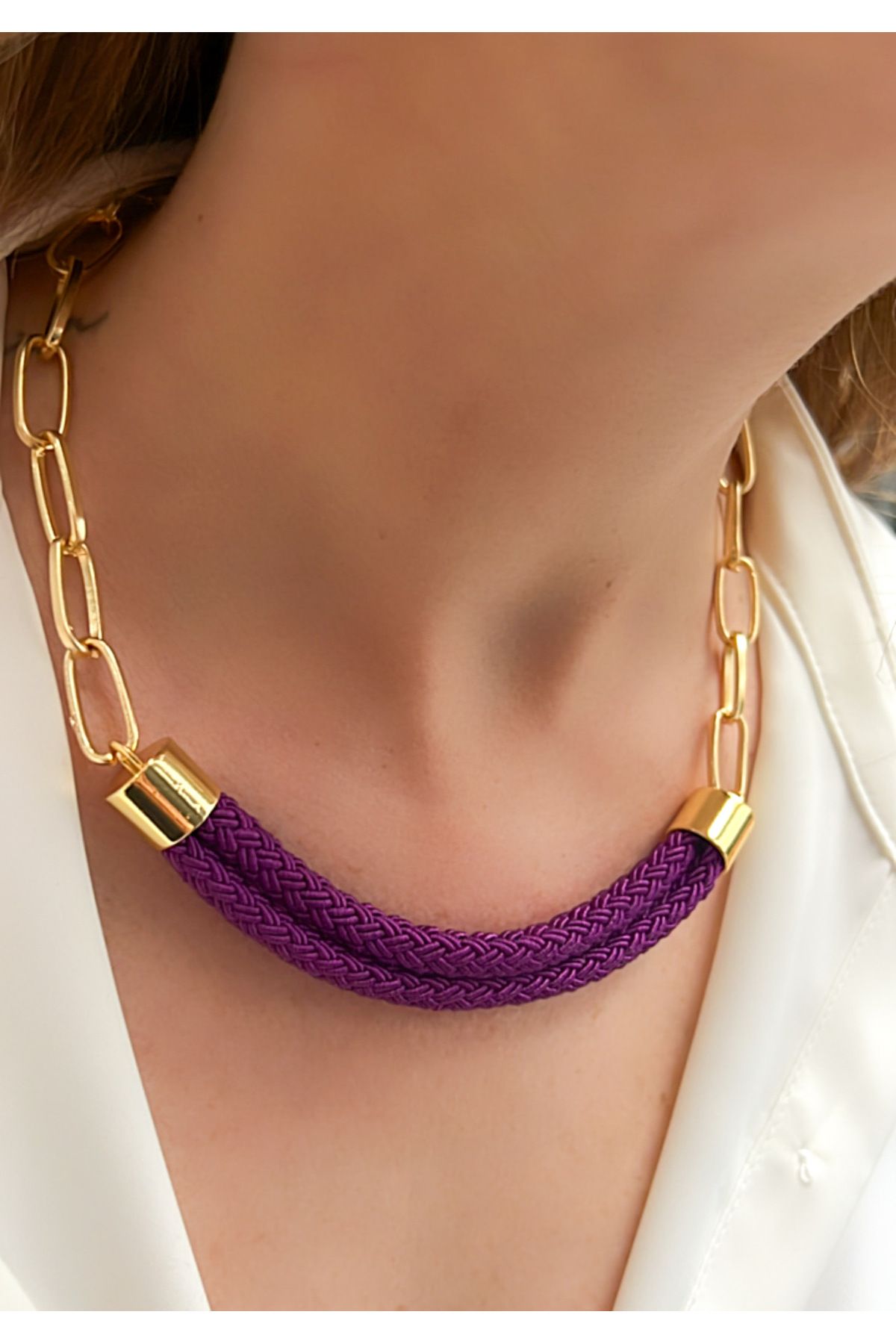 Kutcha Accessories Örgü Detaylı Zincirli Kısa Kolye – Altın Renkli Dokunuşlarla