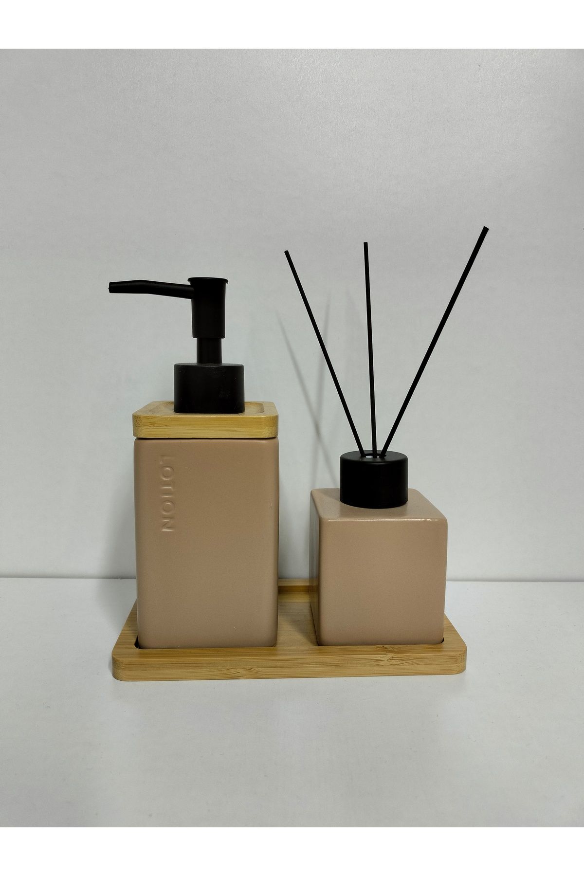 Yonca Hediyelik BAMBU TEPSİLİ 2 Lİ BANYO SETİ SERAMİK ( 16 CM TABAK BOY , 17 CM SABUNLUK BOY 7 CM KOKULUK BOY )
