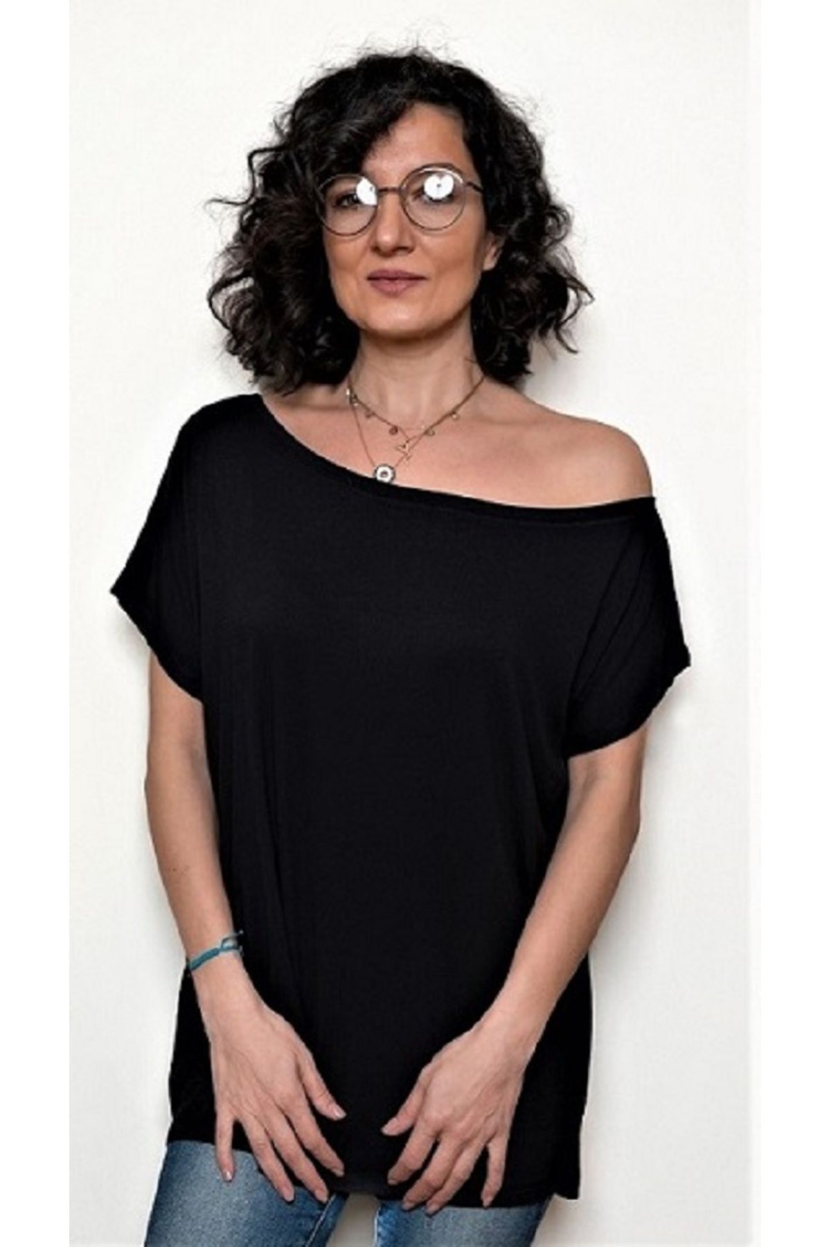 SİSTERS2HC Kadın Siyah Tek Omuz Dekolteli Kayık Yaka Viskon Kumaş T-shirt
