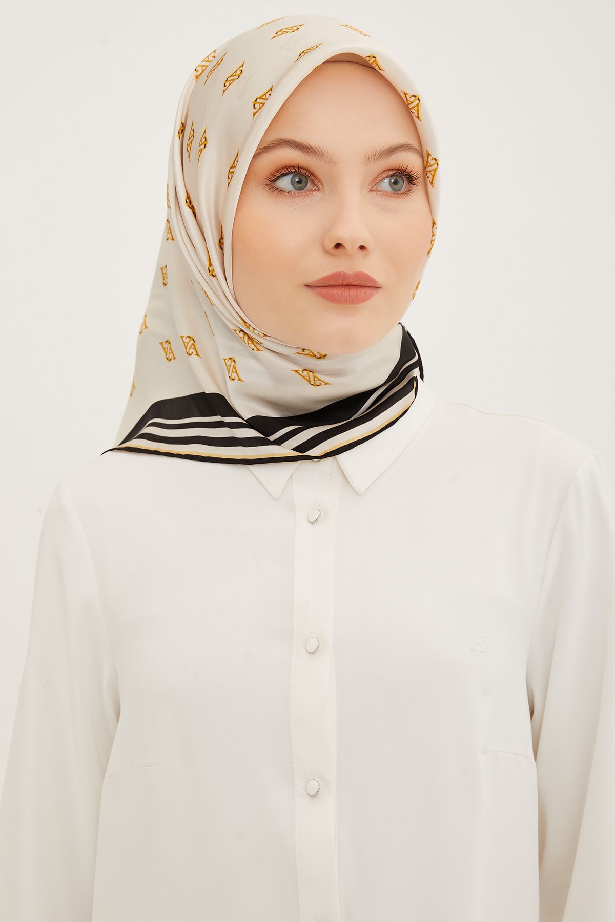 Armine Nostalji Sura İpek Eşarp 8959DS-02 Logolu Desen KREM-GOLD